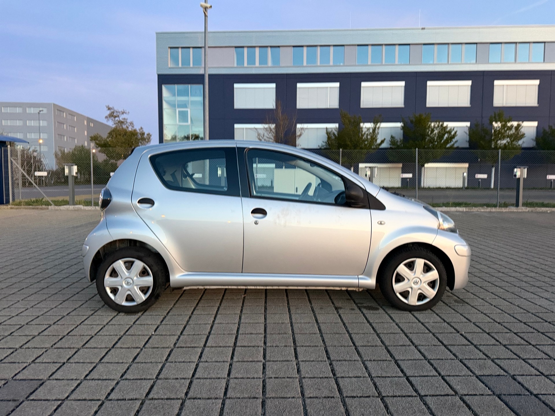 TOYOTA Aygo 1.0 Linea Terra-image-6