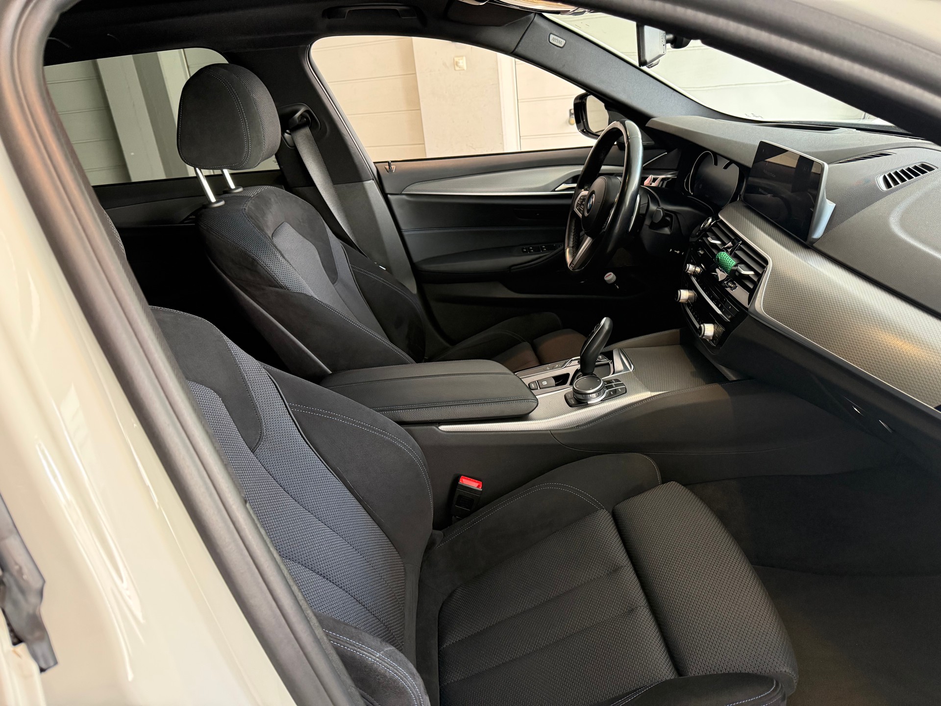 BMW 530d xDrive-image-10