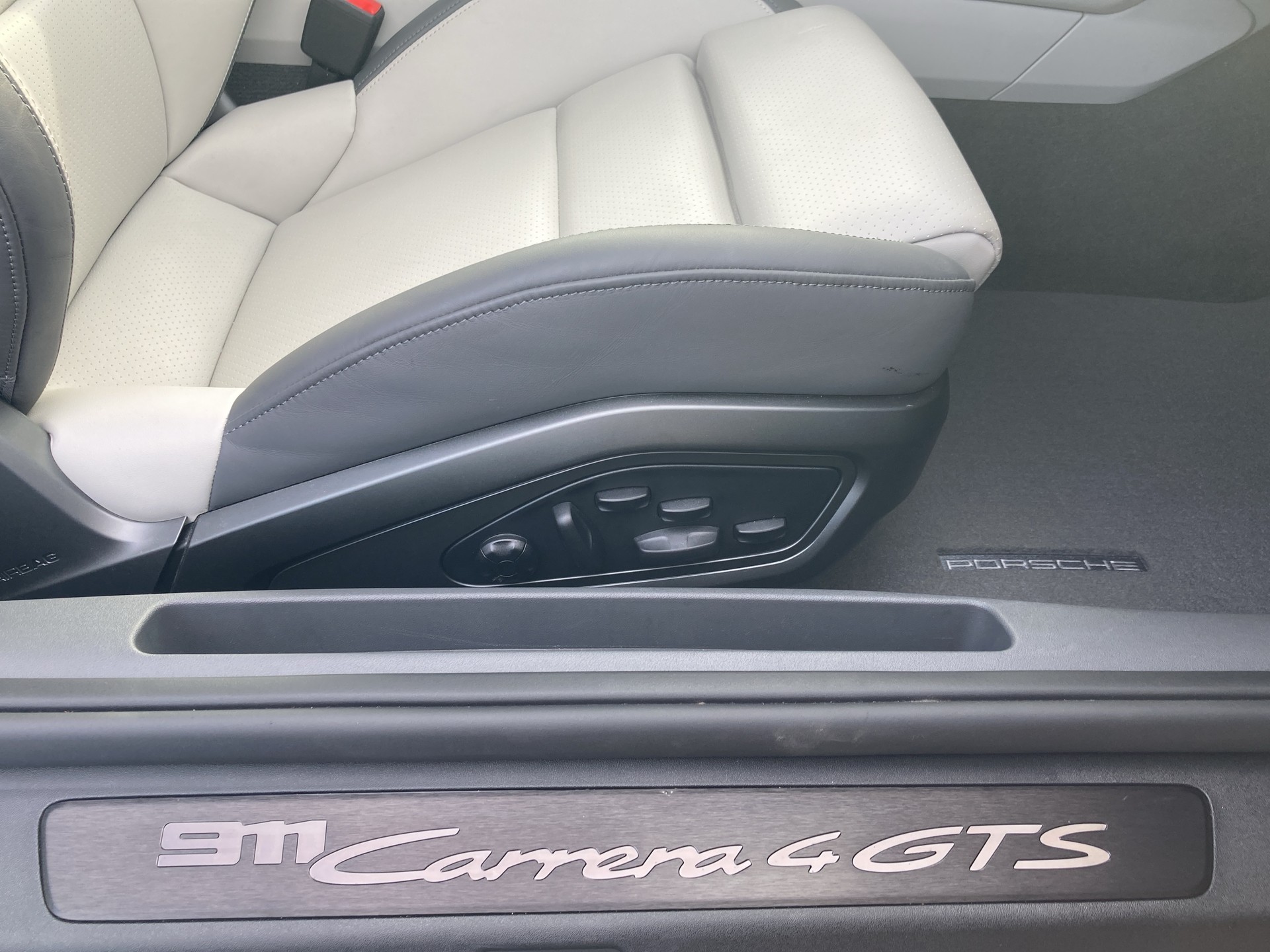 PORSCHE 911 Cabriolet-image-24