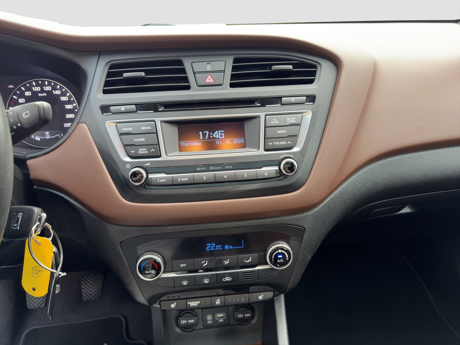 HYUNDAI i20 1.4 Launch Plus-image-12