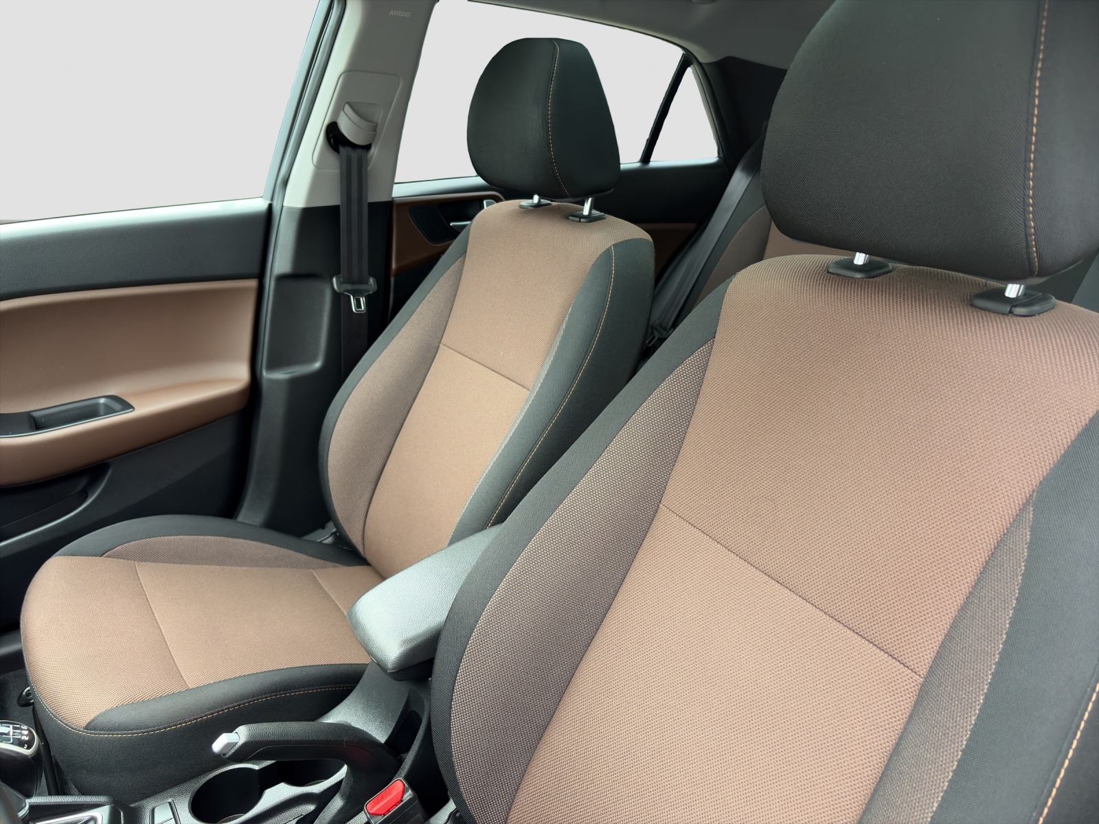 HYUNDAI i20 1.4 Launch Plus-image-9
