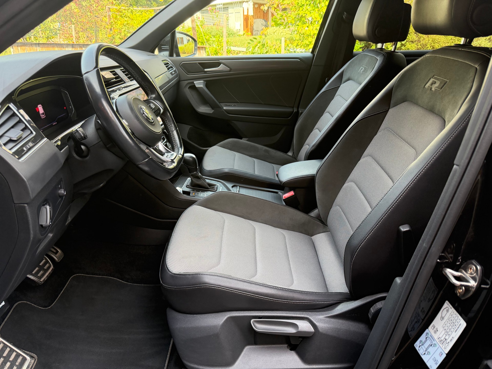 VW 2.0 TSI Highline DSG R-Line Black-image-4