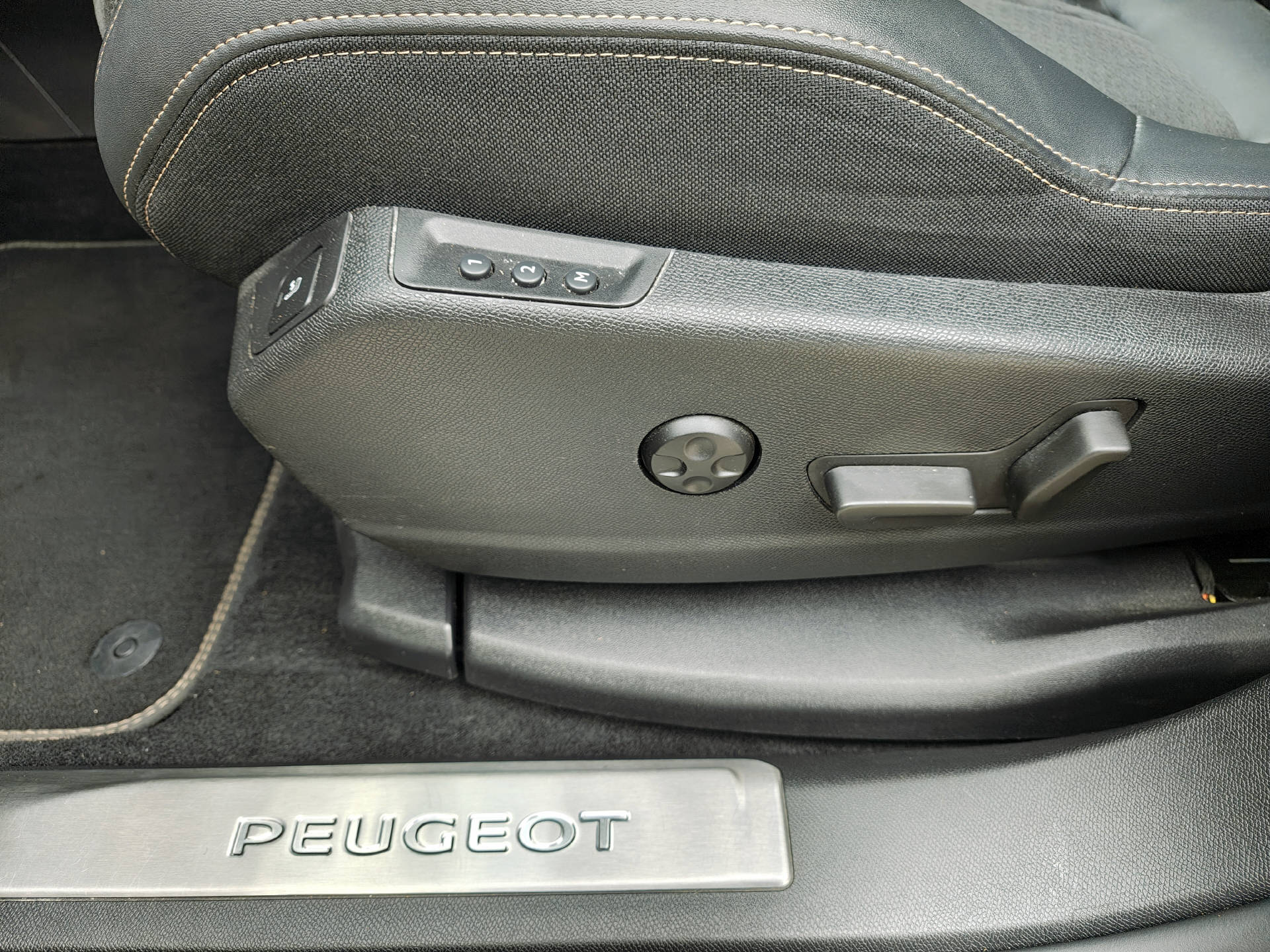 PEUGEOT 5008 GT Pack Mountain Edition-image-18
