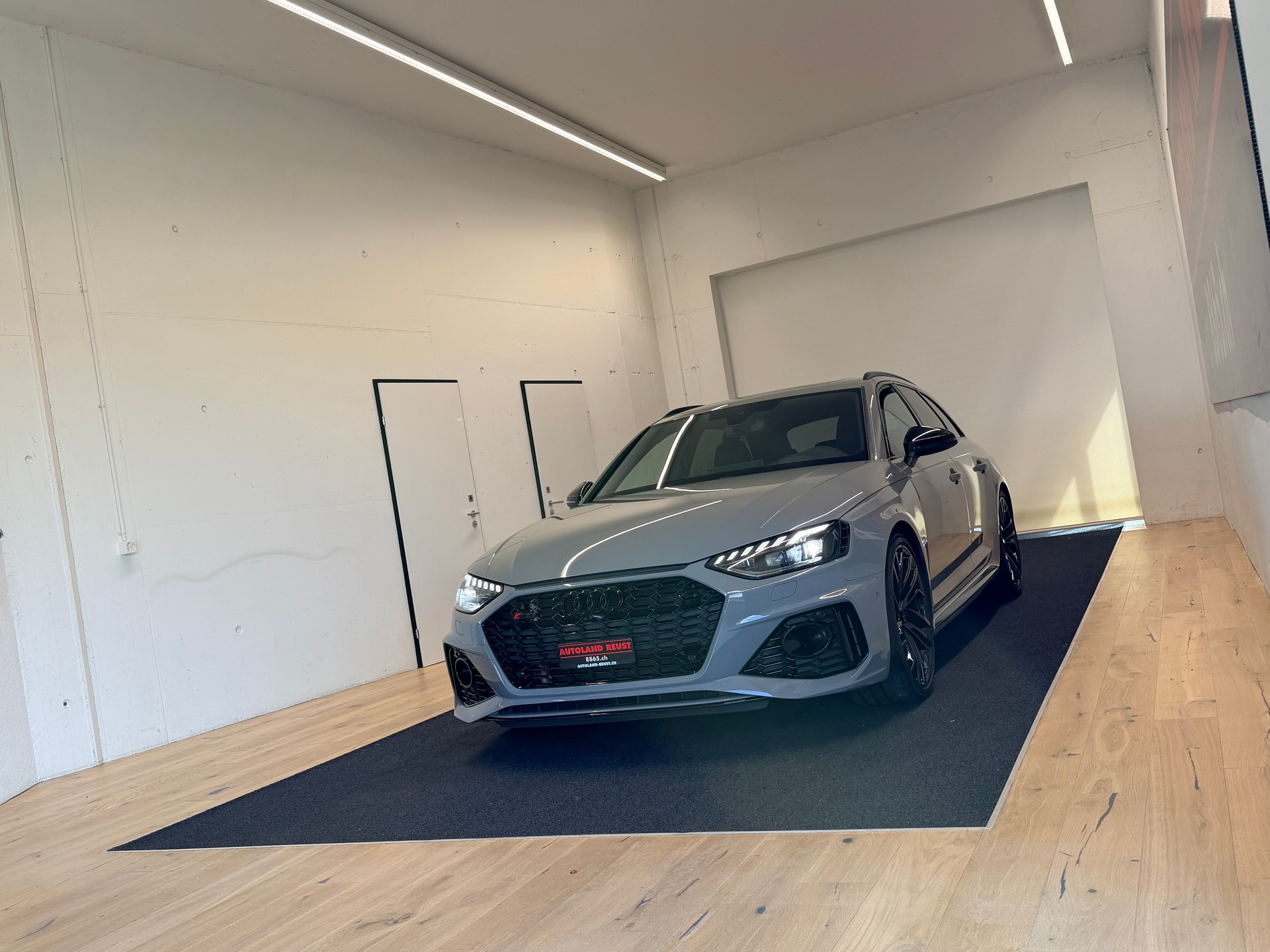 AUDI RS4 Avant quattro tiptronic-image-2