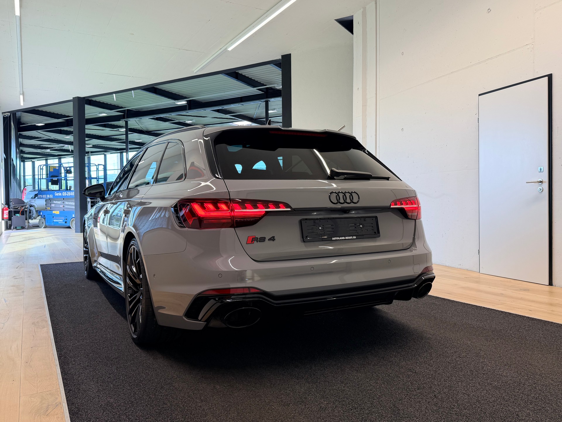AUDI RS4 Avant quattro tiptronic-image-7
