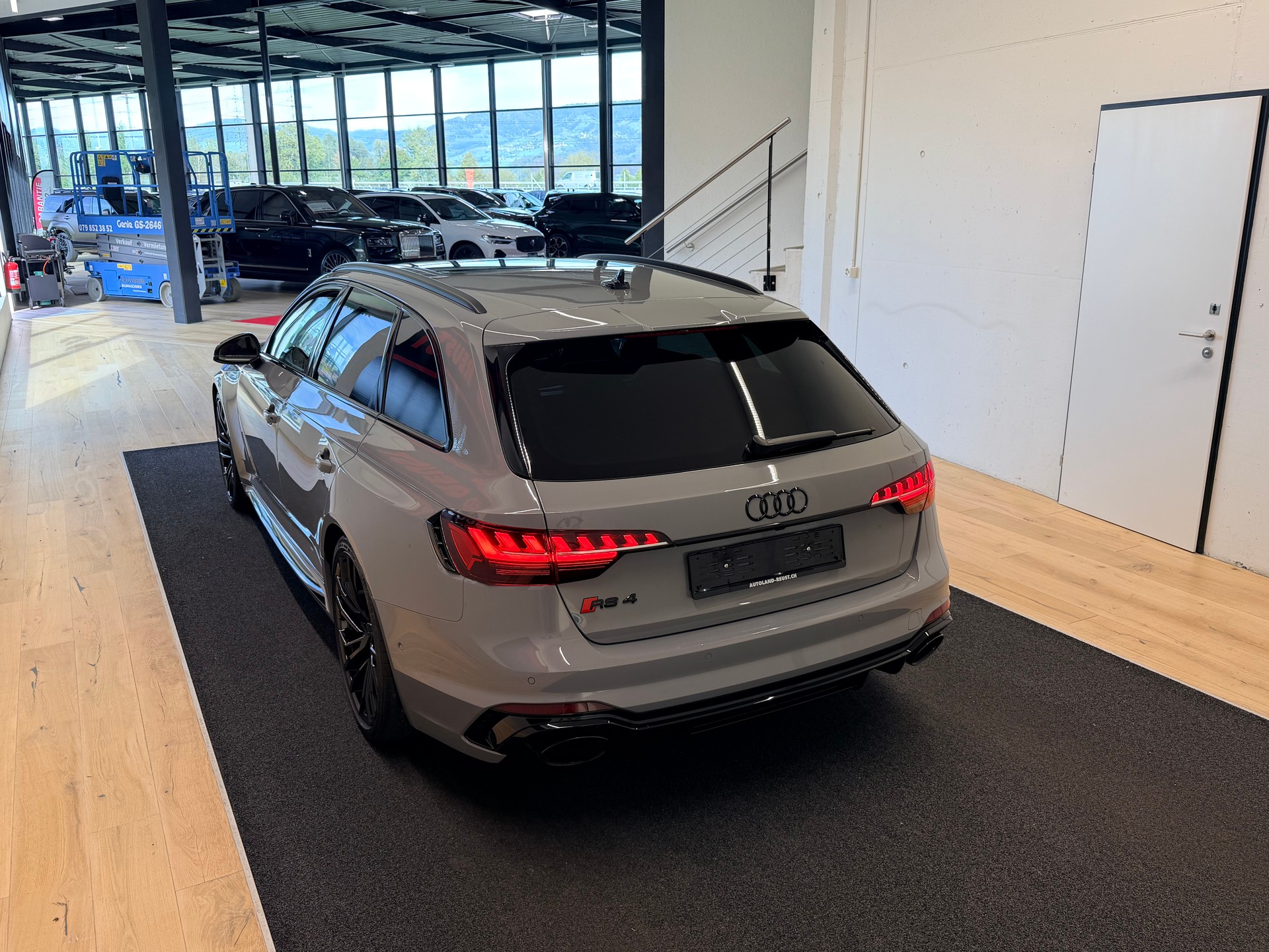 AUDI RS4 Avant quattro tiptronic-image-8