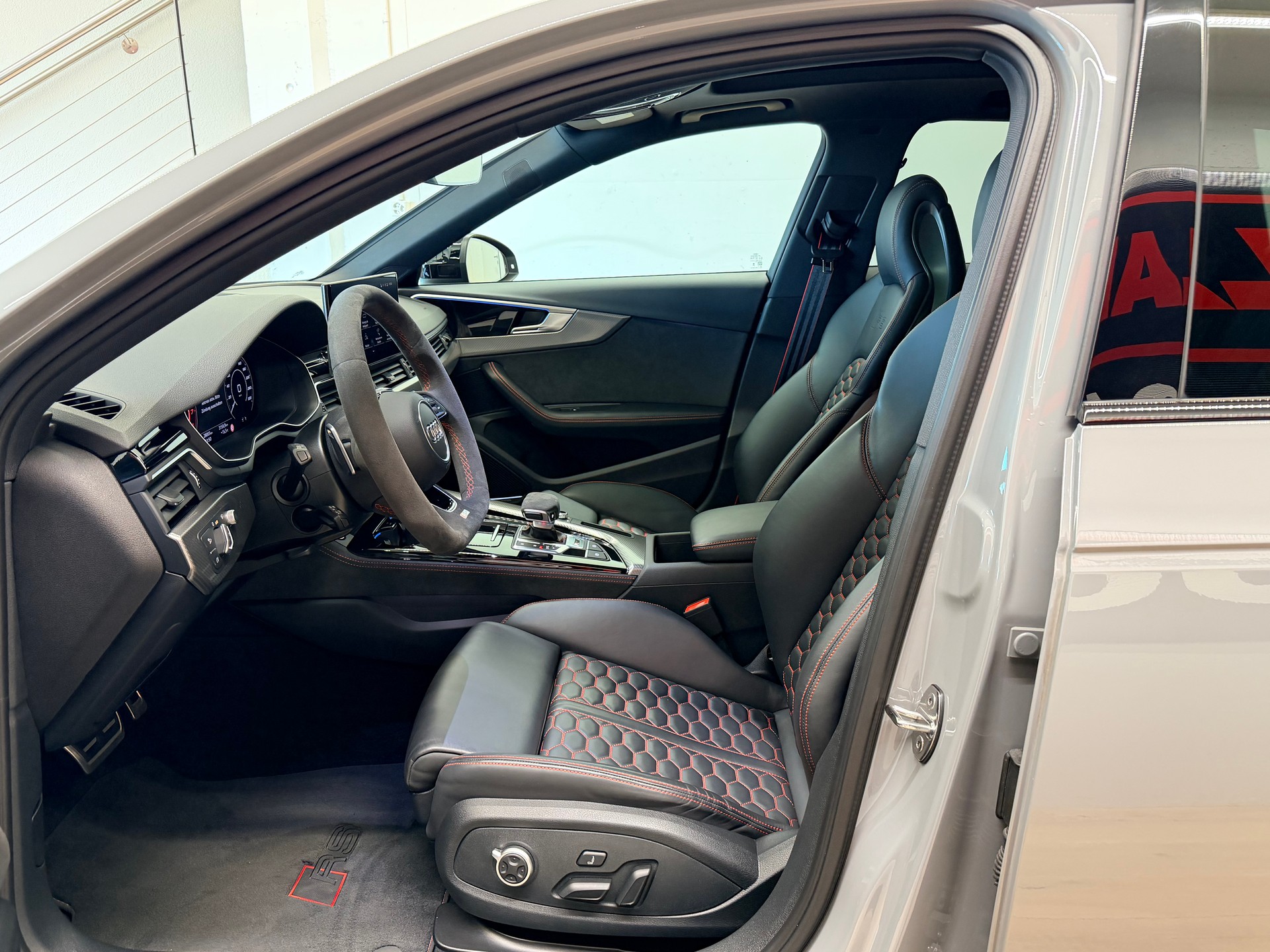 AUDI RS4 Avant quattro tiptronic-image-14