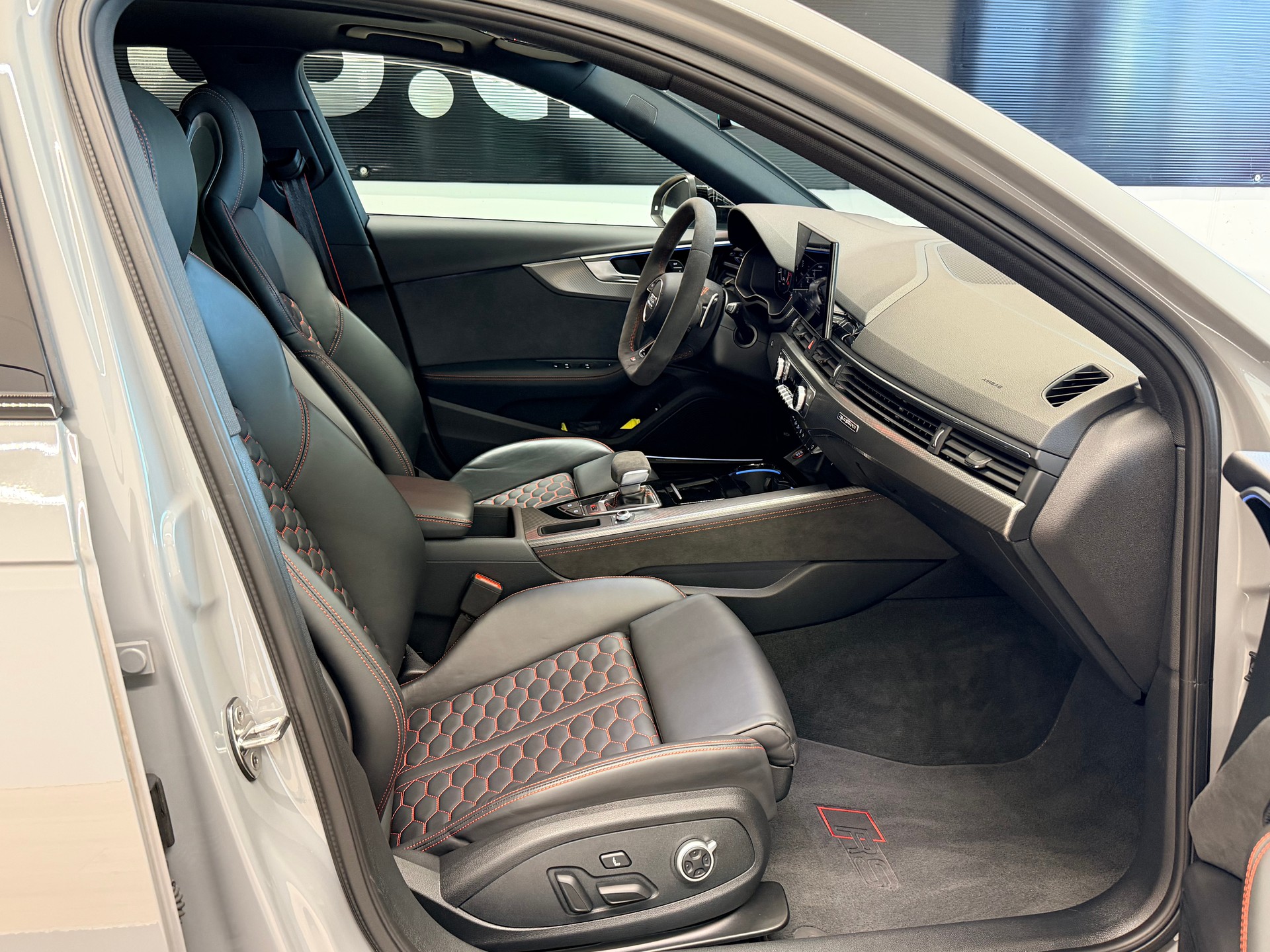 AUDI RS4 Avant quattro tiptronic-image-21