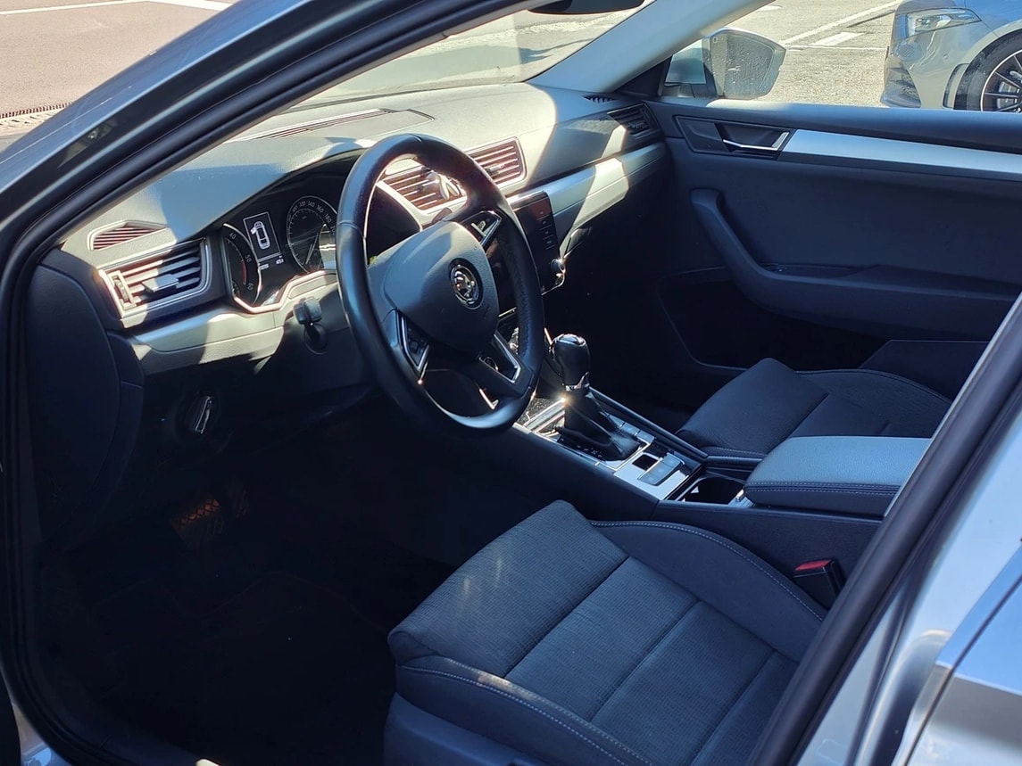 SKODA Superb Combi 2.0 TDi Ambition DSG-image-5
