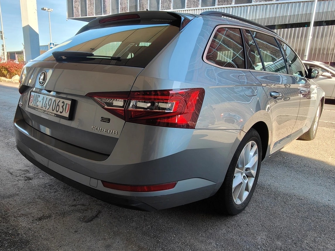 SKODA Superb Combi 2.0 TDi Ambition DSG-image-3