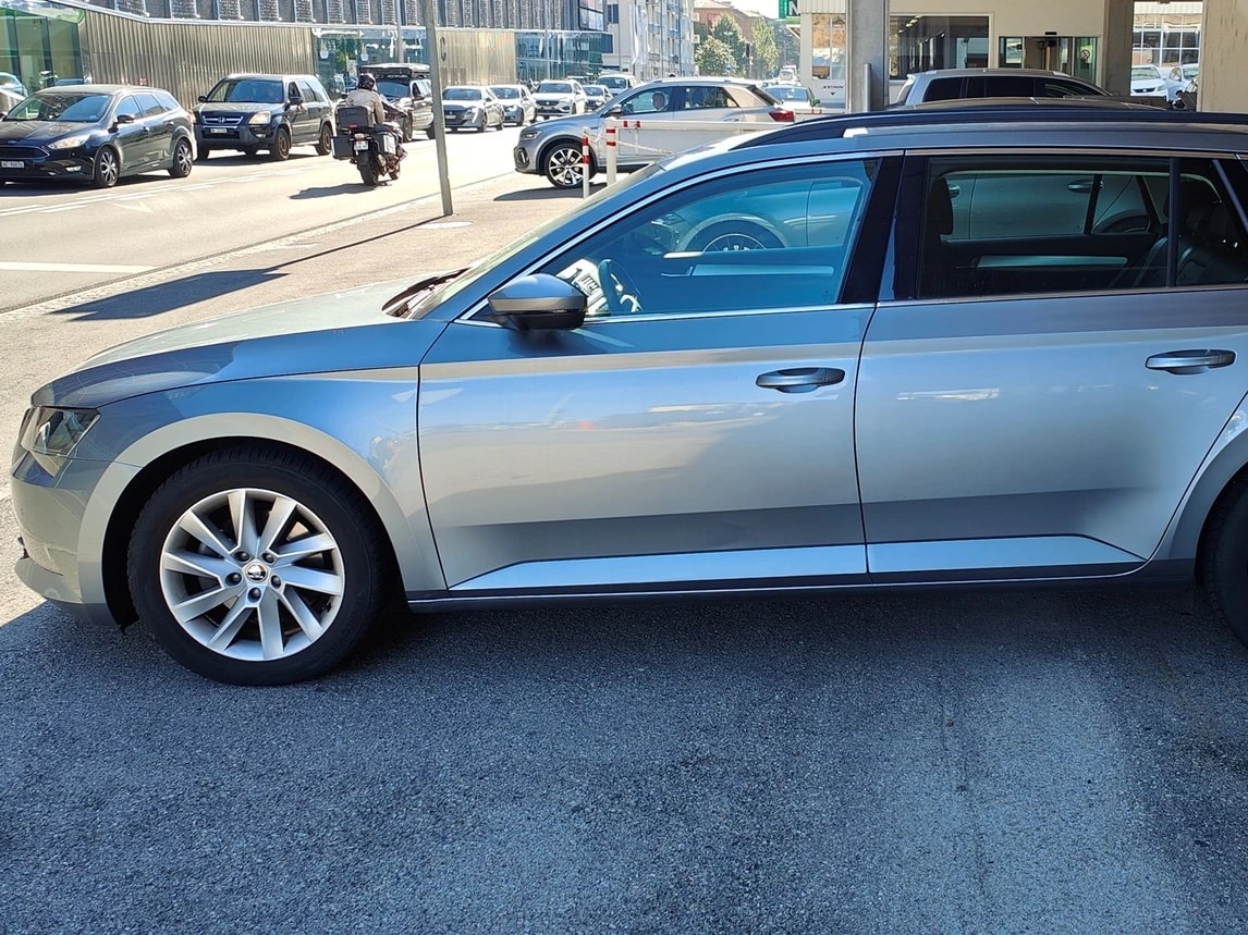SKODA Superb Combi 2.0 TDi Ambition DSG-image-1