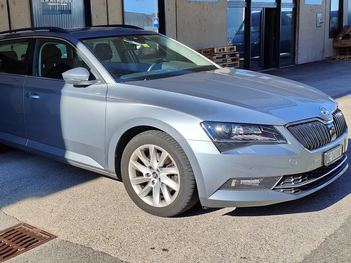 SKODA Superb Combi 2.0 TDi Ambition DSG-image-0
