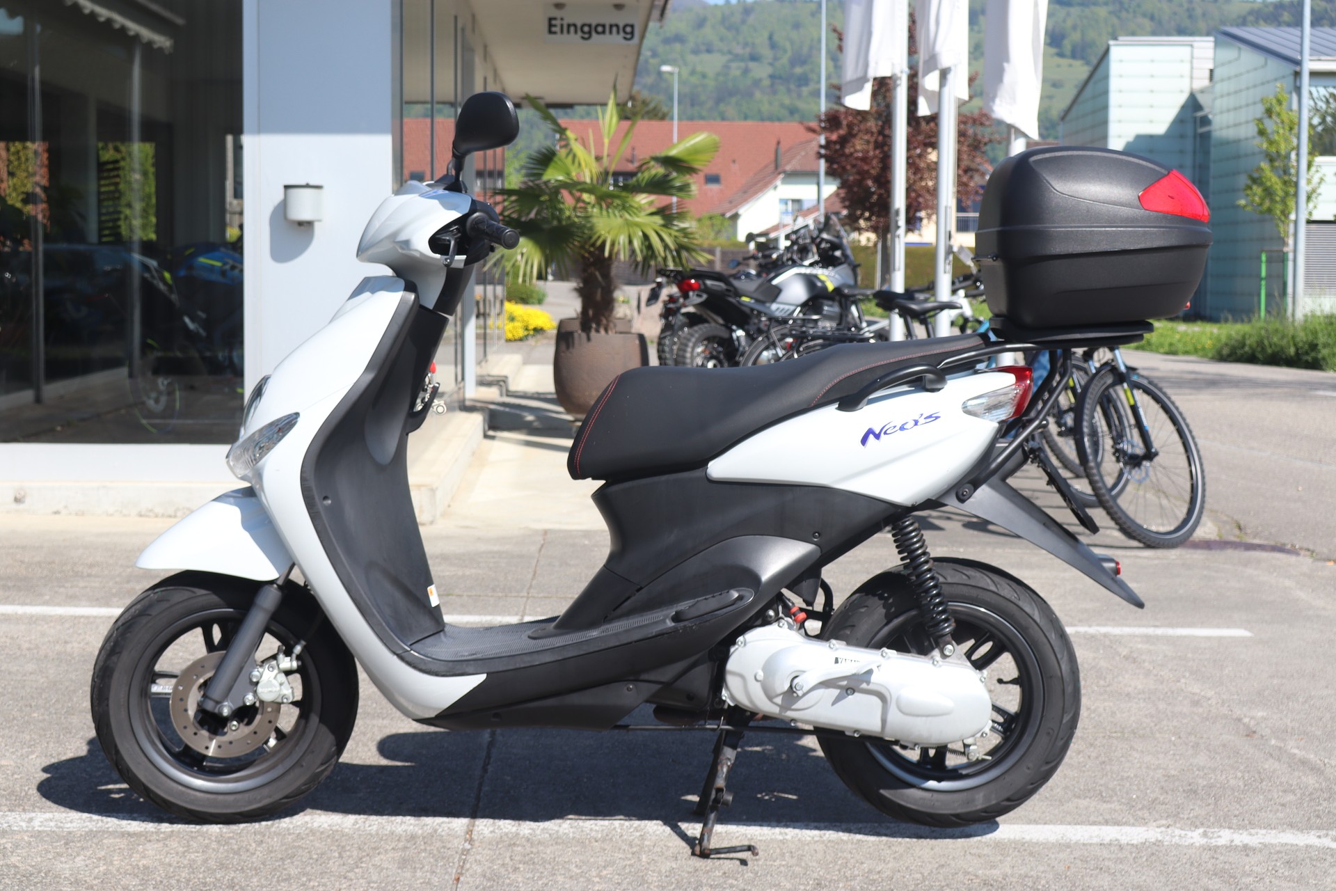 YAMAHA Neo's YN 50-showroom-element-3