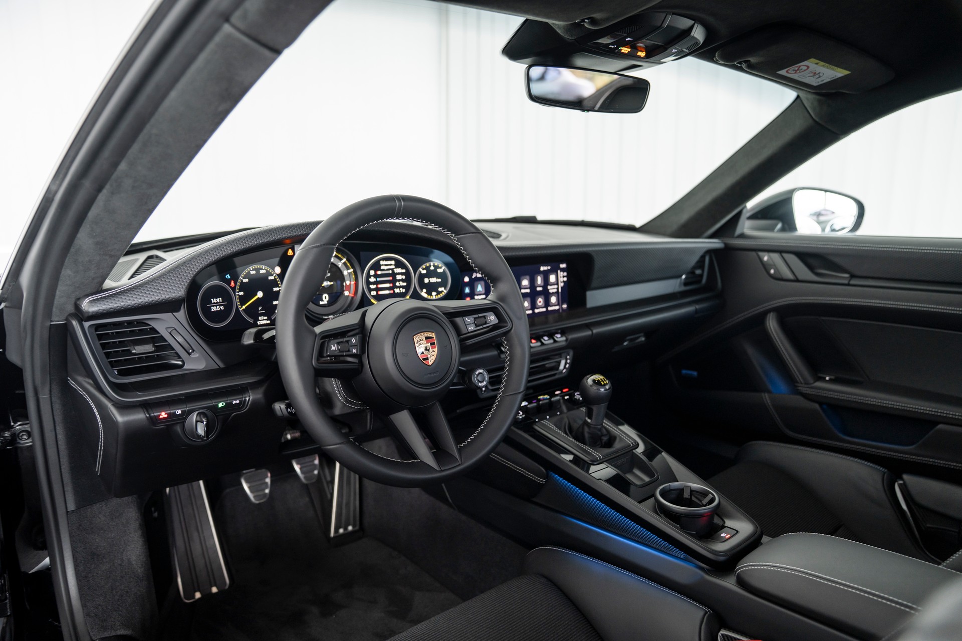 PORSCHE 911 GT3 Touring-image-7