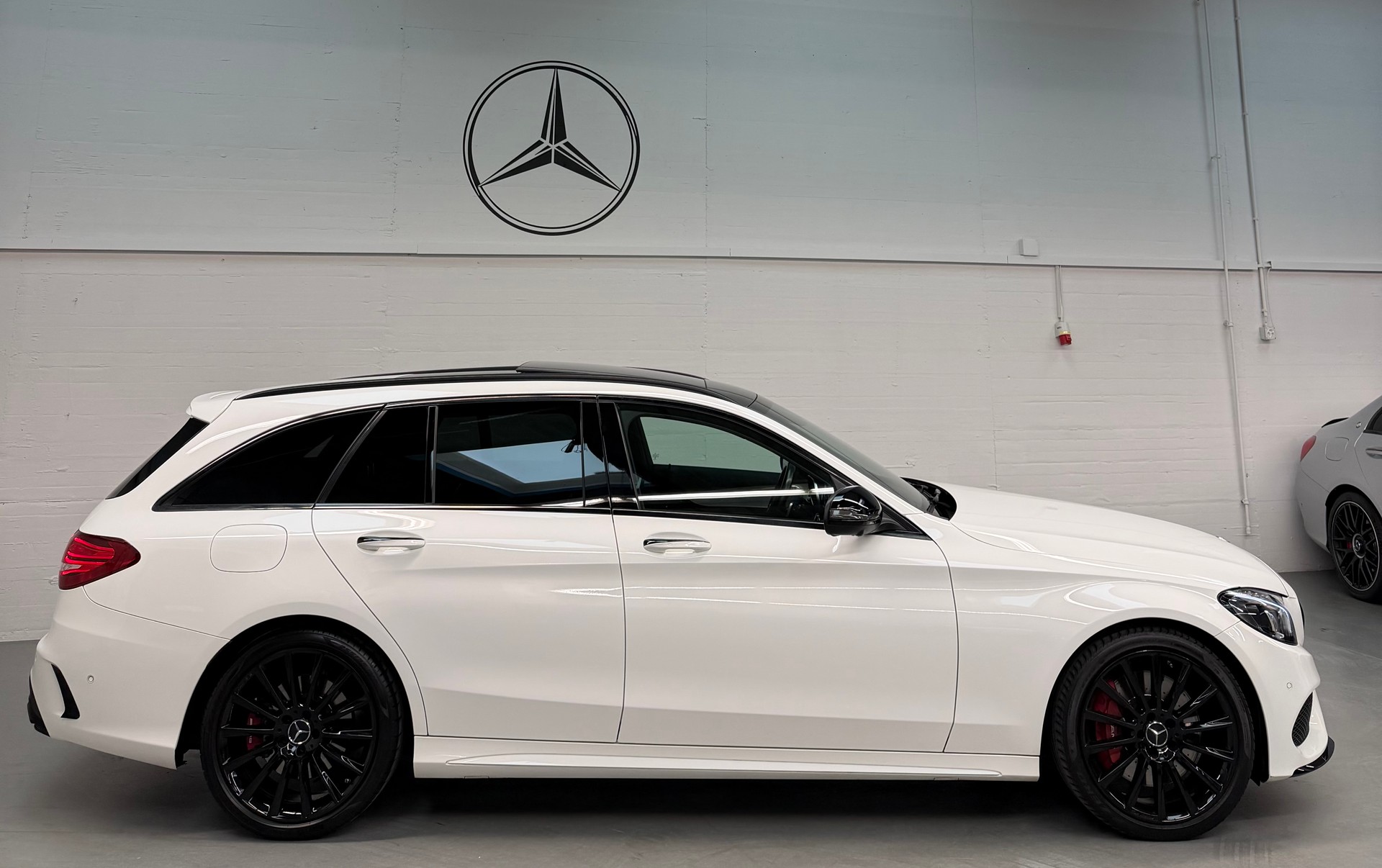 MERCEDES-BENZ C 43 AMG ( C63 S AMG Bodykit ) 4Matic 7G-Tronic Limited White Black Performance 420 PS 2 Jahre Garantie-image-5