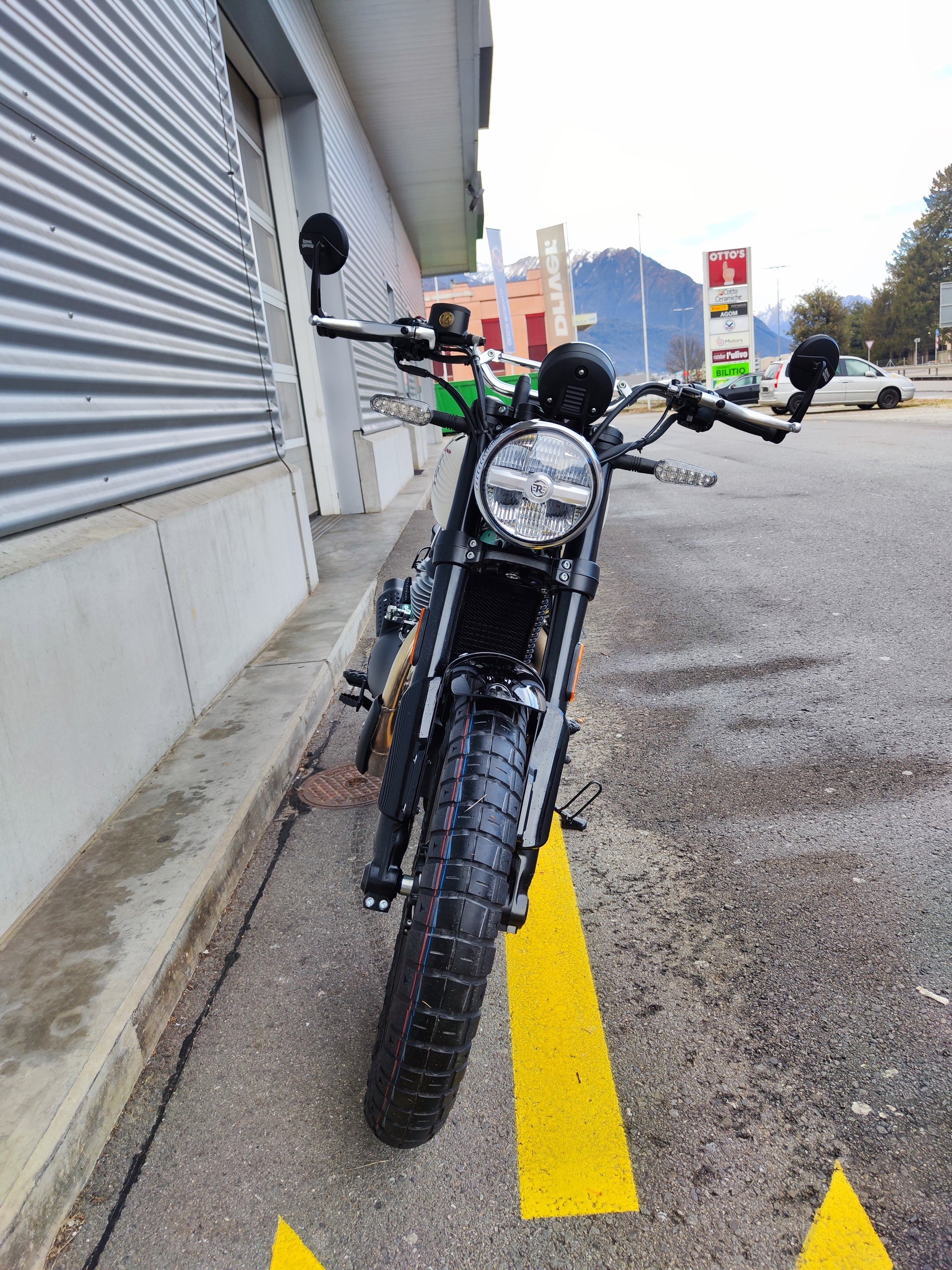 ROYAL ENFIELD Bear 249-showroom-element-3