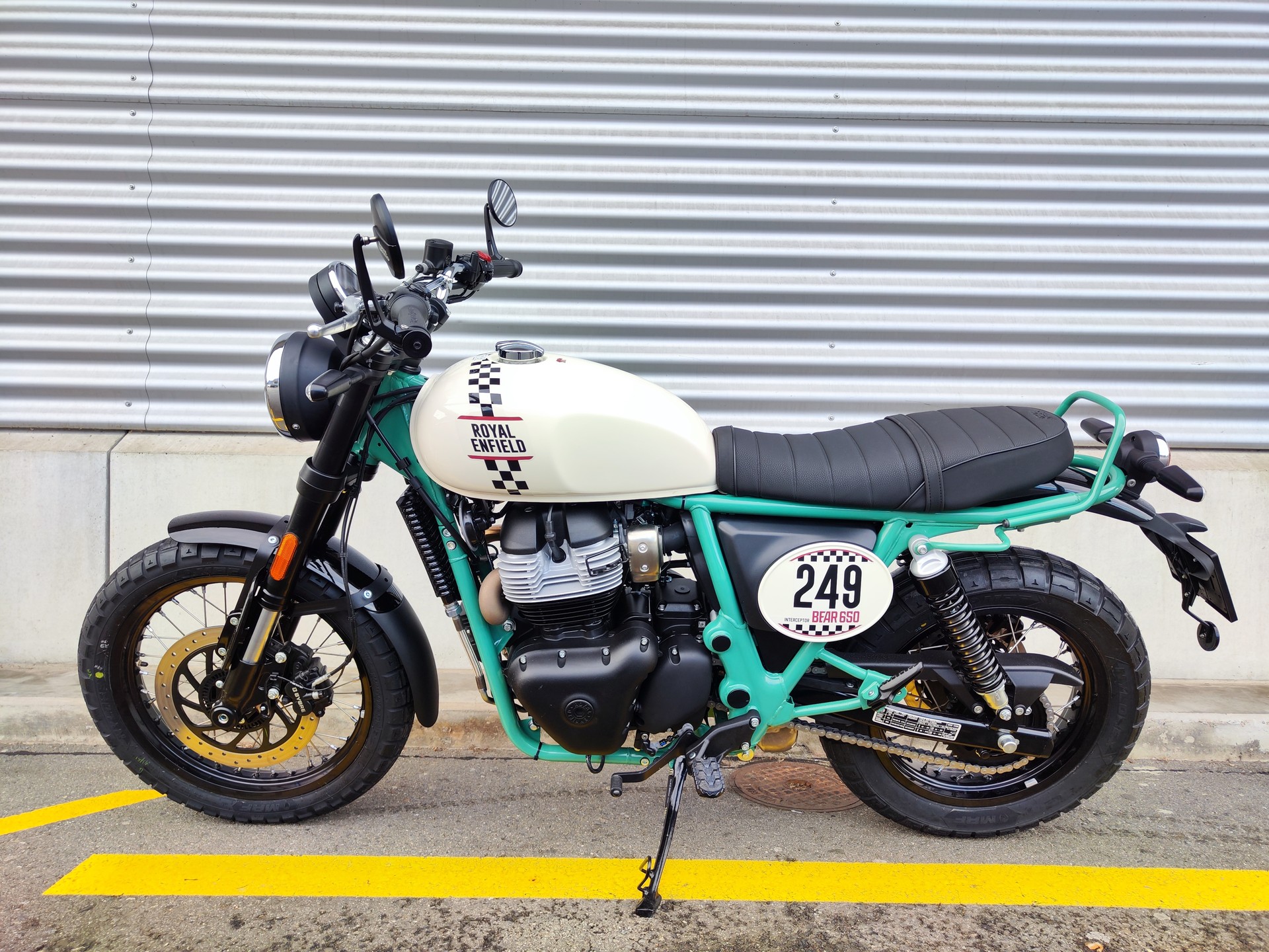 ROYAL ENFIELD Bear 249-showroom-element-1