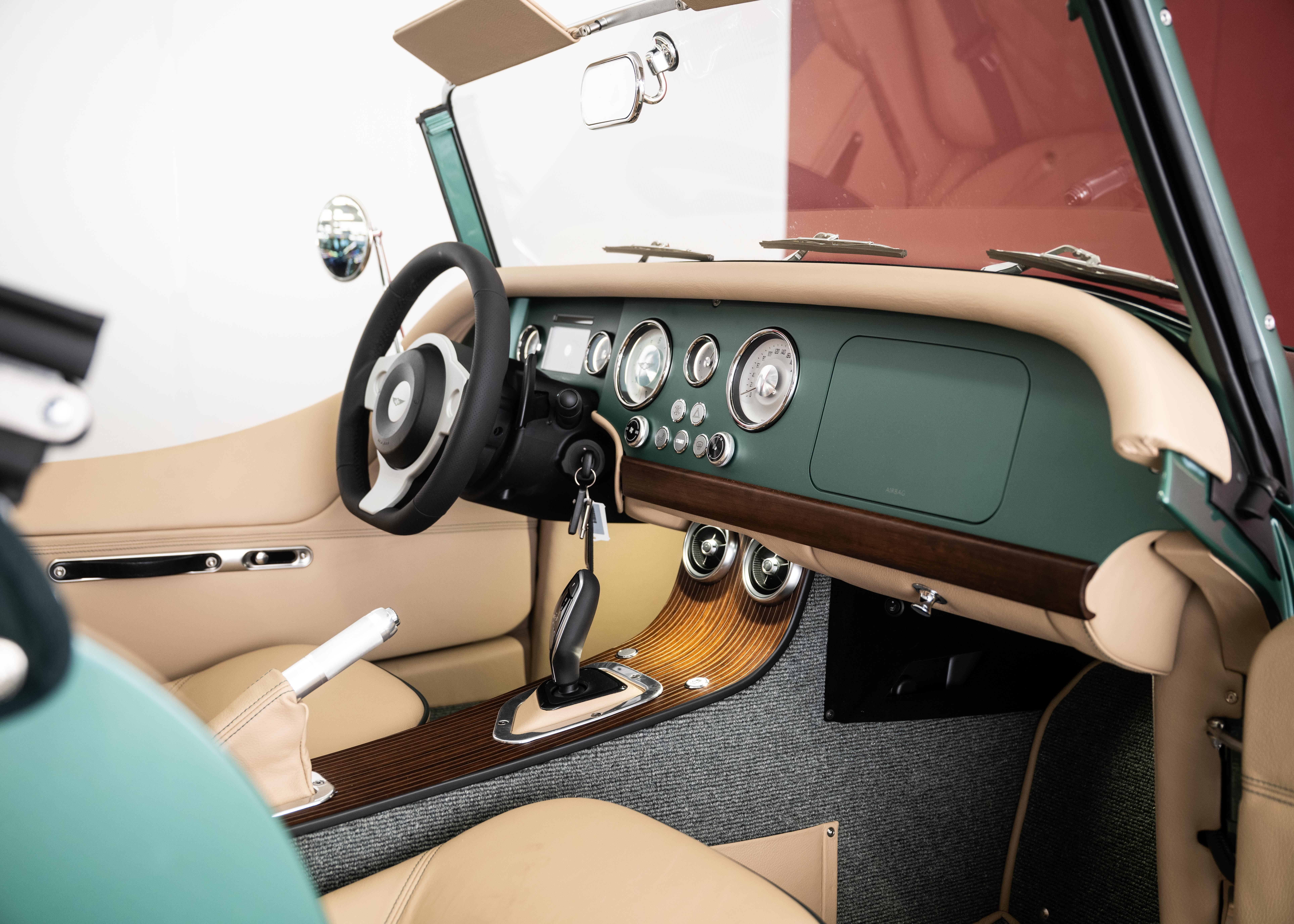 Image MORGAN PLUS-FOUR Plus Four 75th Anniversary (New Swiss car, World Limited Edition 1 of 75, Aston Martin Almond Green metallic paint) - SOLD !