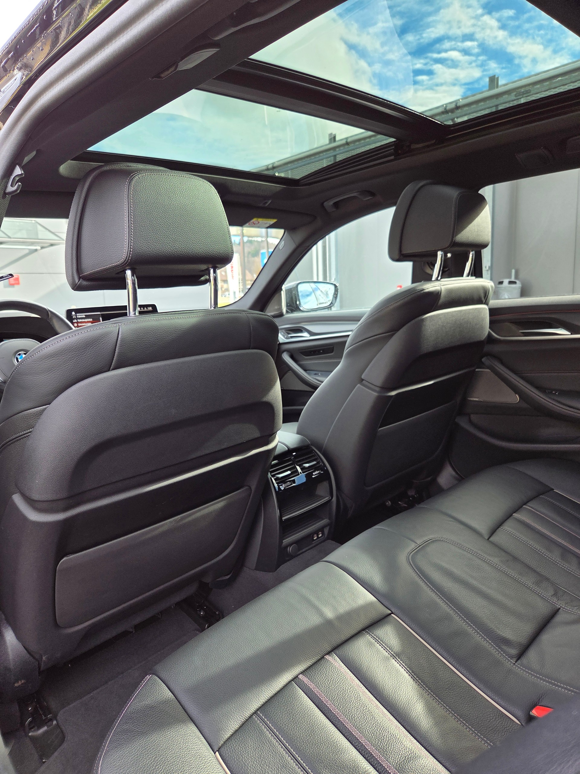 BMW 520d xDrive 48V Touring Pure M Sport Edition-image-10