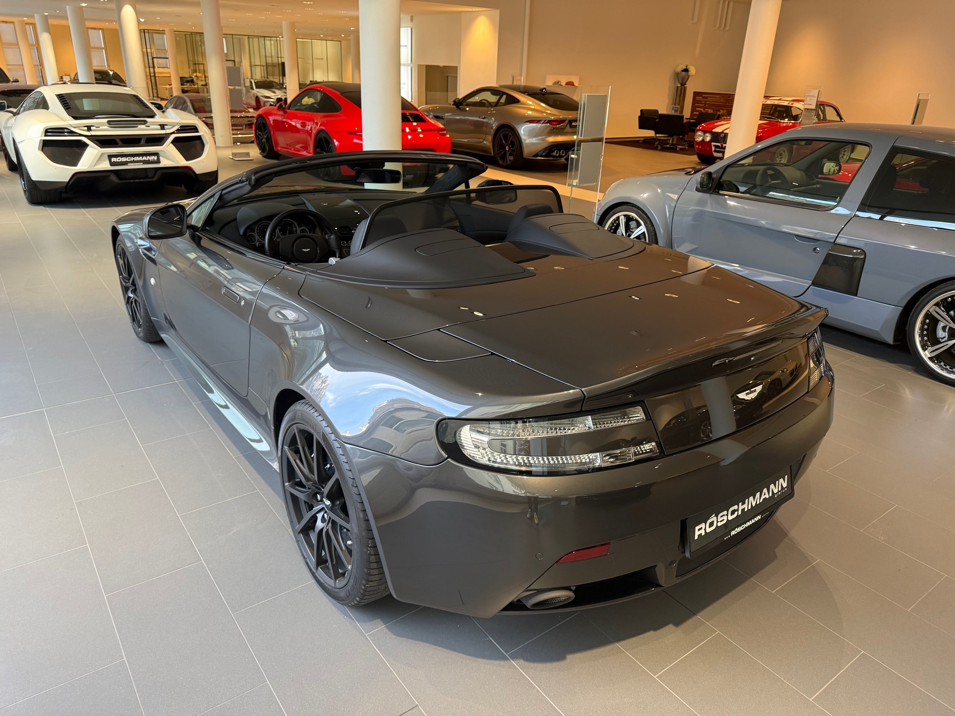 ASTON MARTIN V12 Vantage 5.9 S Roadster-image-6