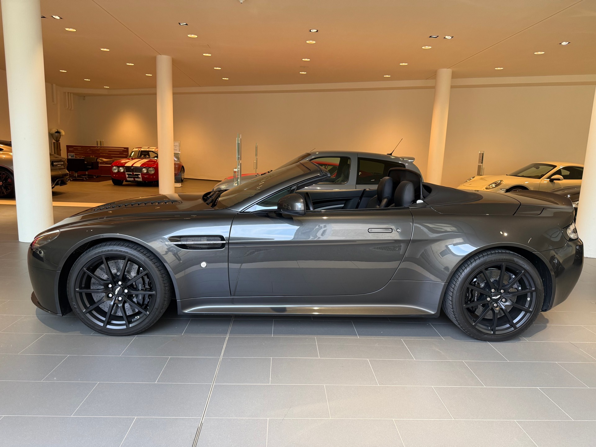 ASTON MARTIN V12 Vantage 5.9 S Roadster-image-3