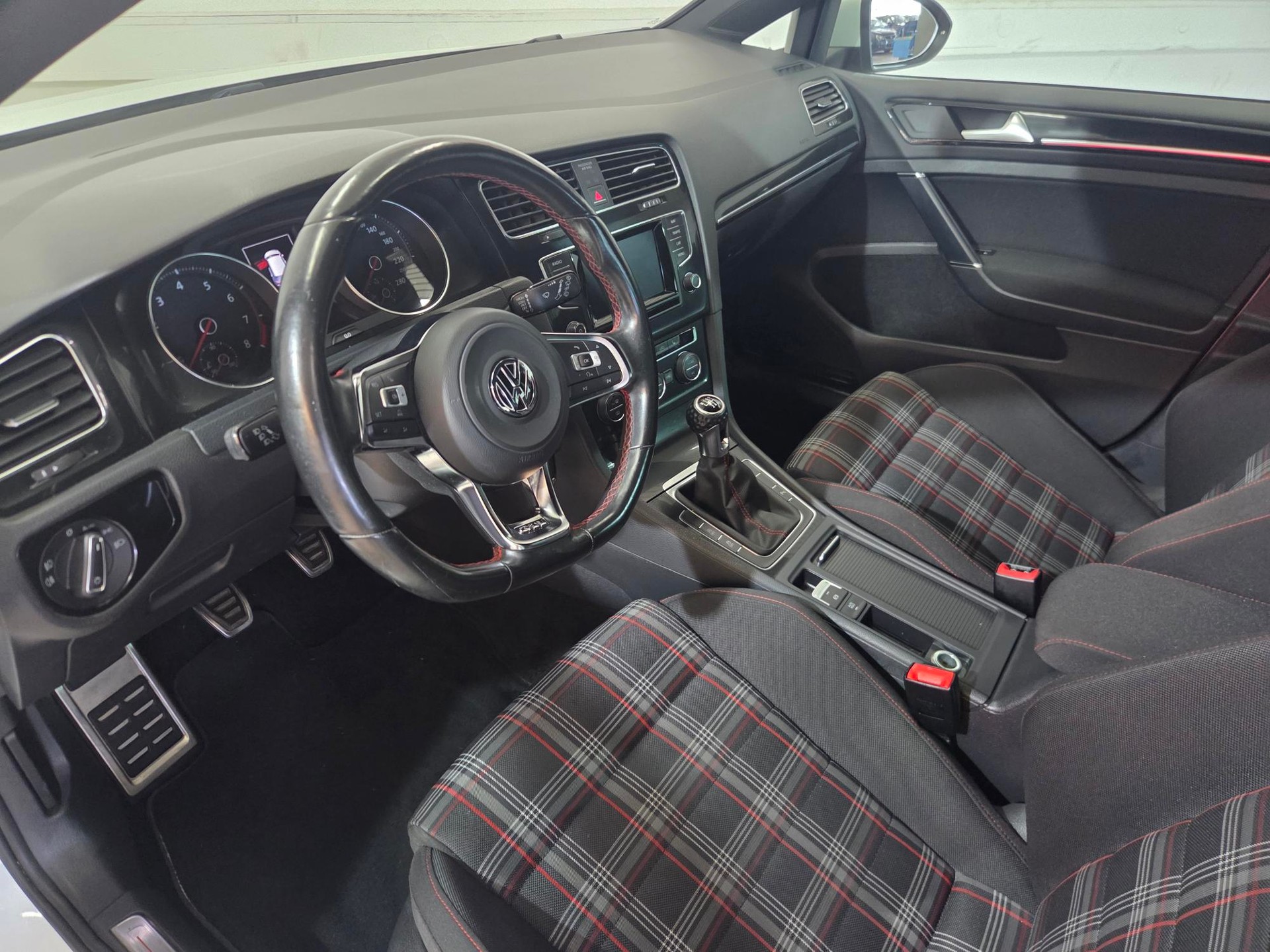 VW Golf 2.0 TSI GTI-image-6