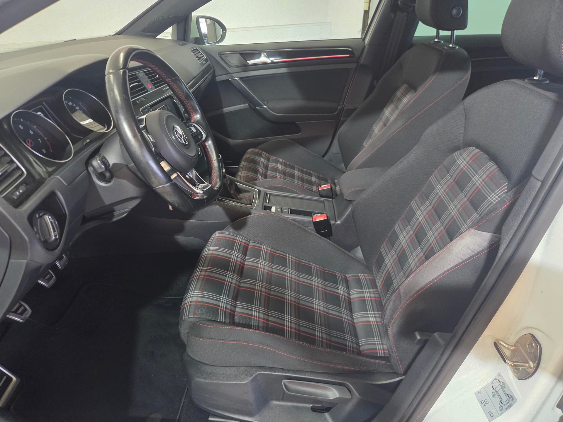 VW Golf 2.0 TSI GTI-image-7