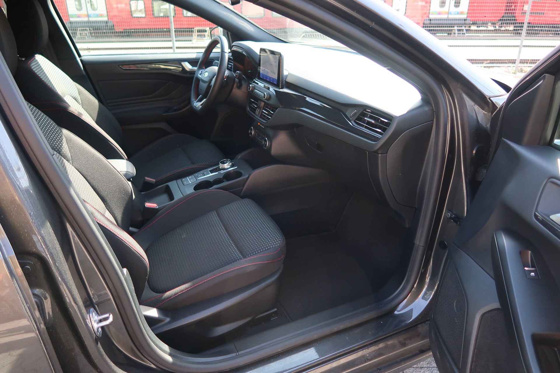 FORD Focus 1.0 SCTi ST Line Automatic-image-10