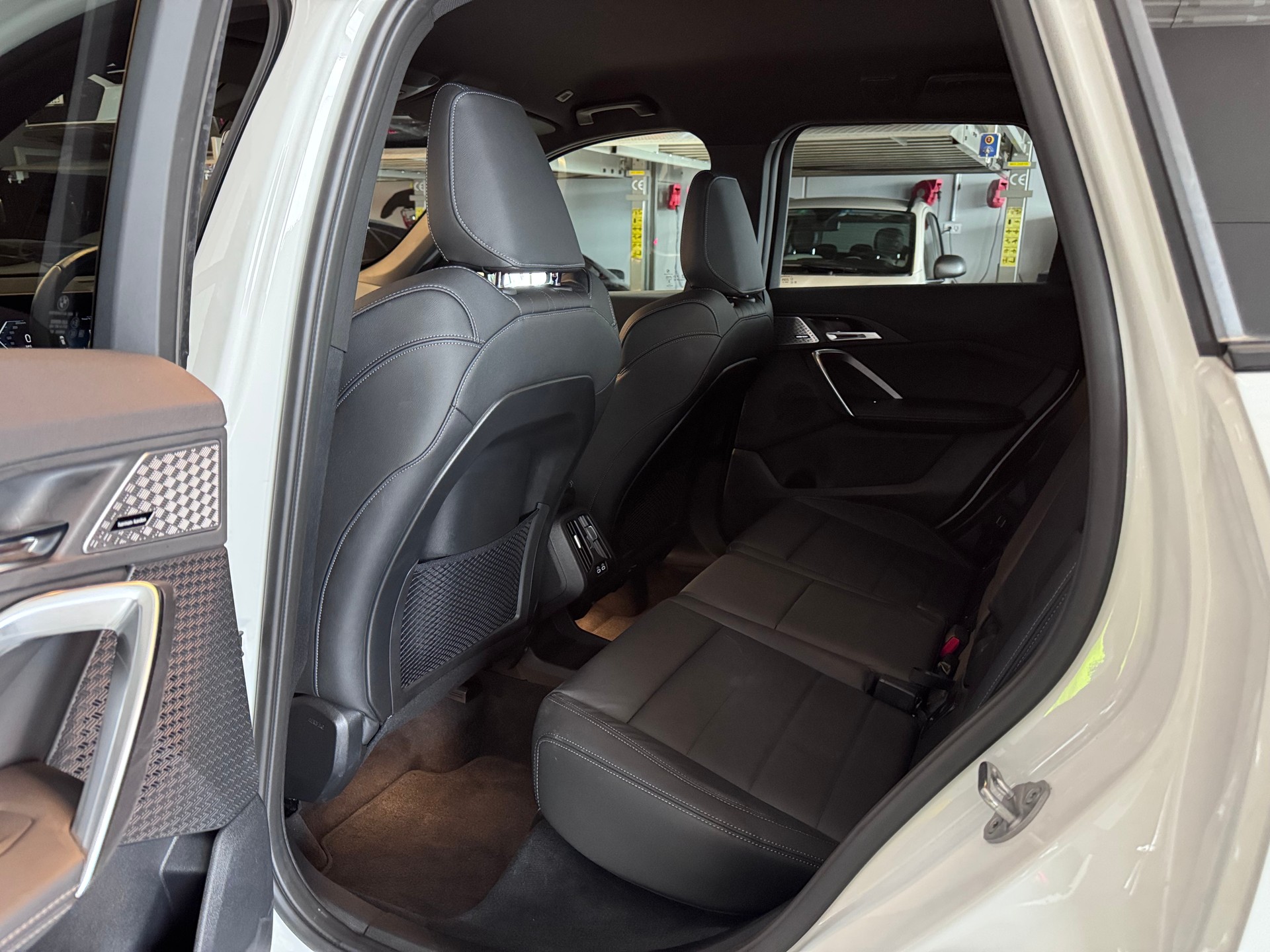 BMW X1 xDrive 23d 48V-image-9
