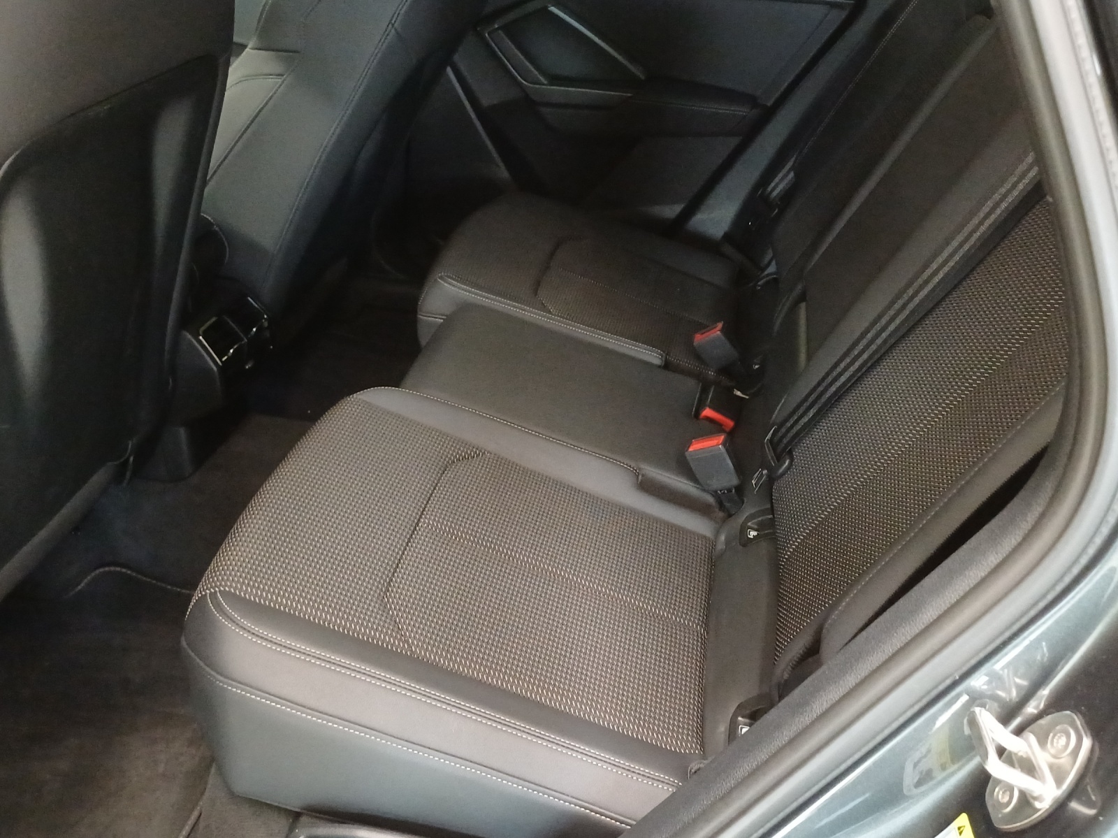 AUDI Q3 35 TFSI S line S-tronic-image-11