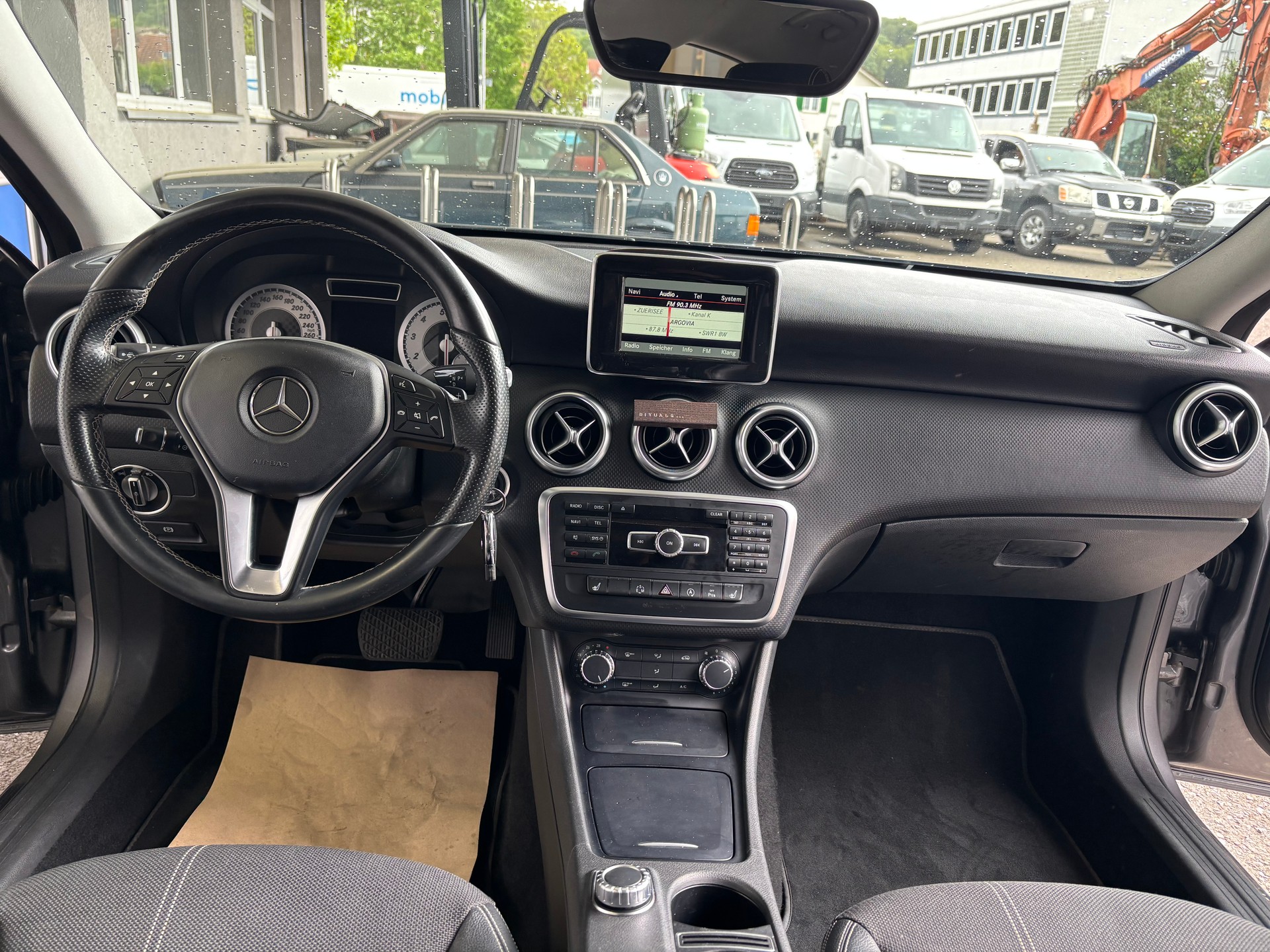 MERCEDES-BENZ A 200 Urban 7G-DCT-image-8