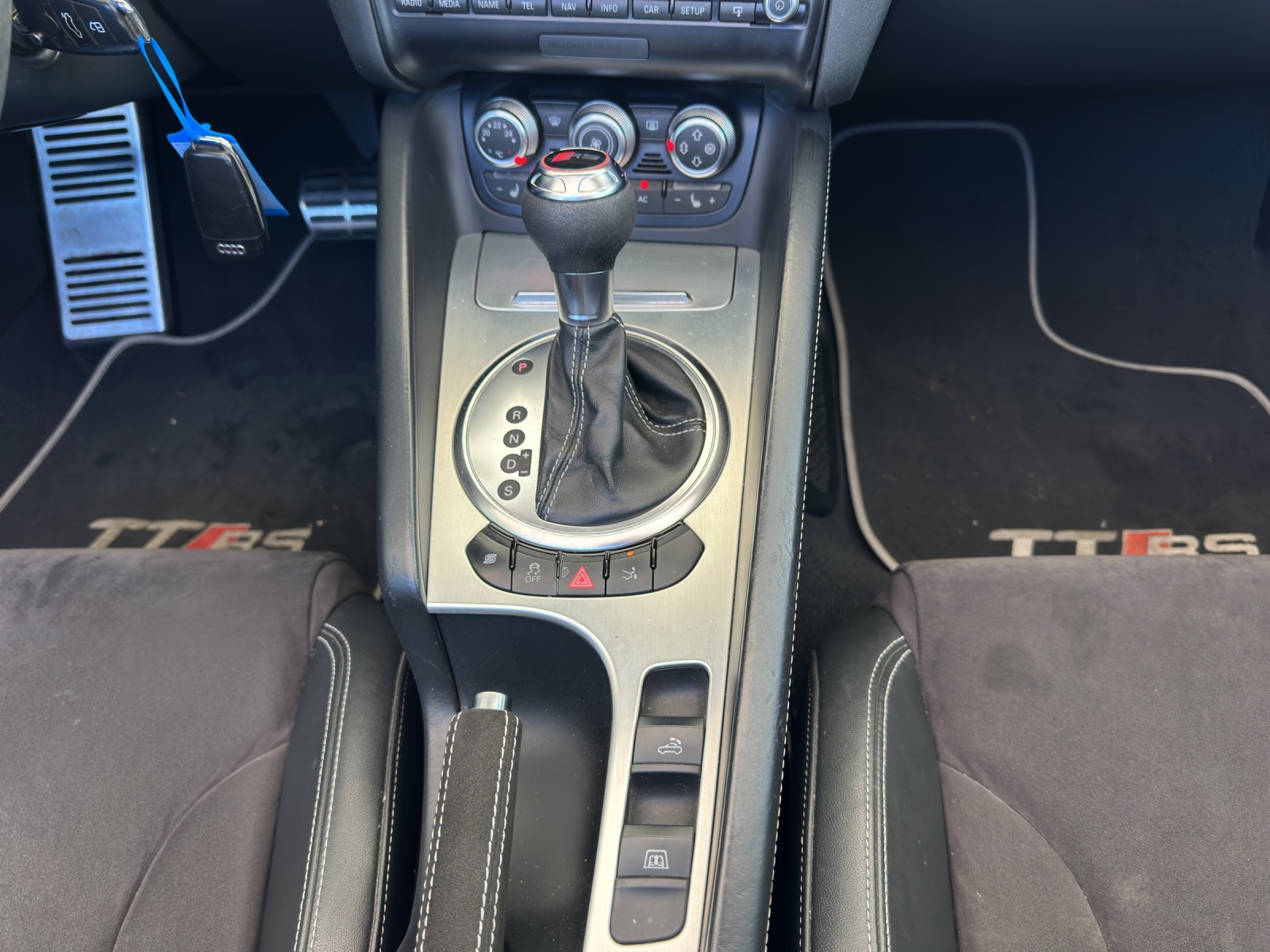 AUDI TT RS Roadster 2.5 TFSI quattro S-tronic-image-12