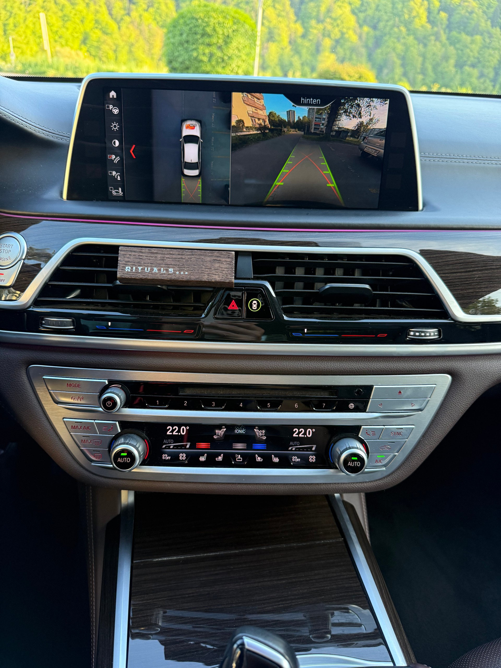 BMW 740d xDrive-image-12