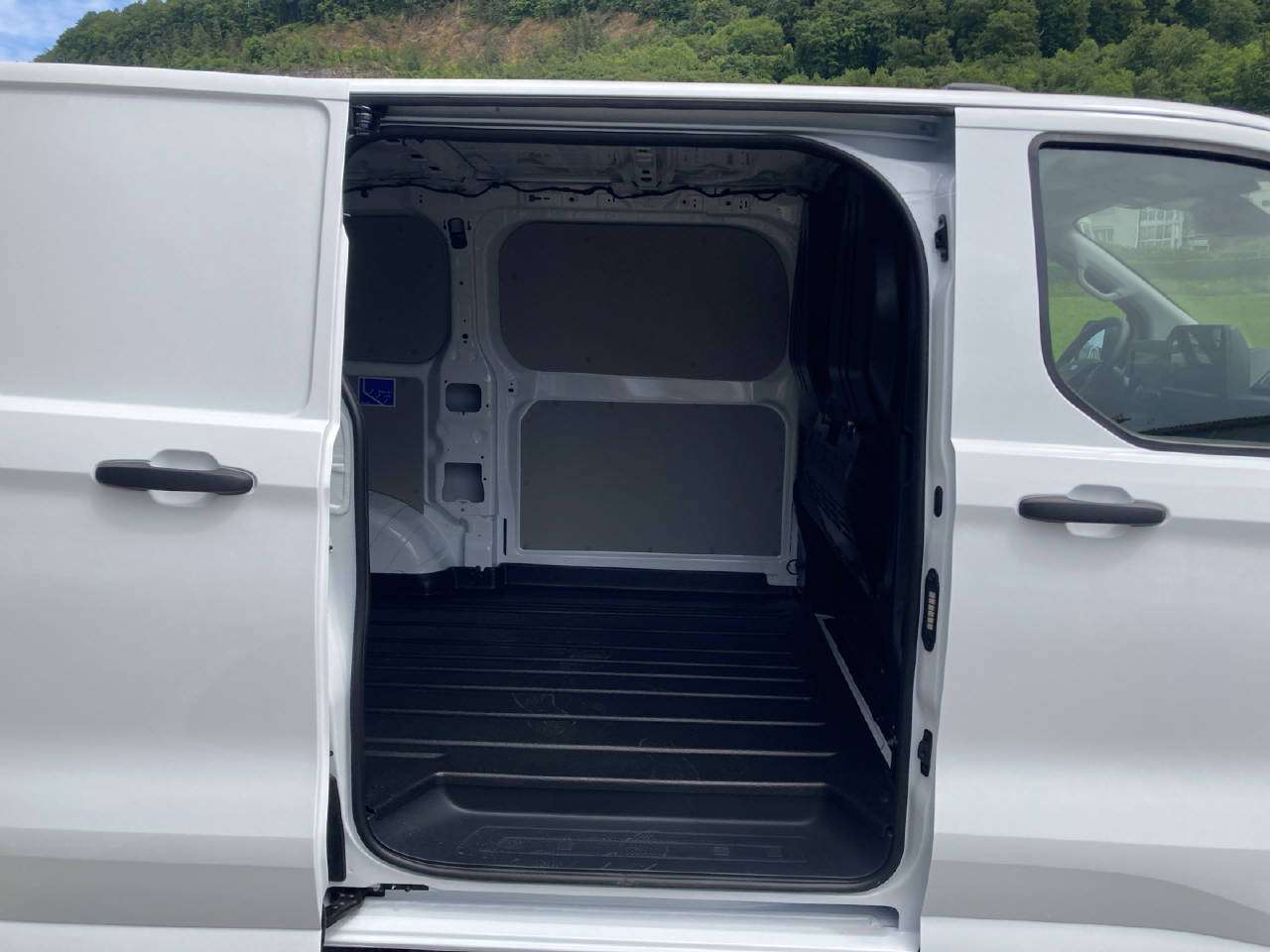 FORD Transit Custom Van 320 L1 2.5 Duratec 233 Trend PHEV-showroom-element-3