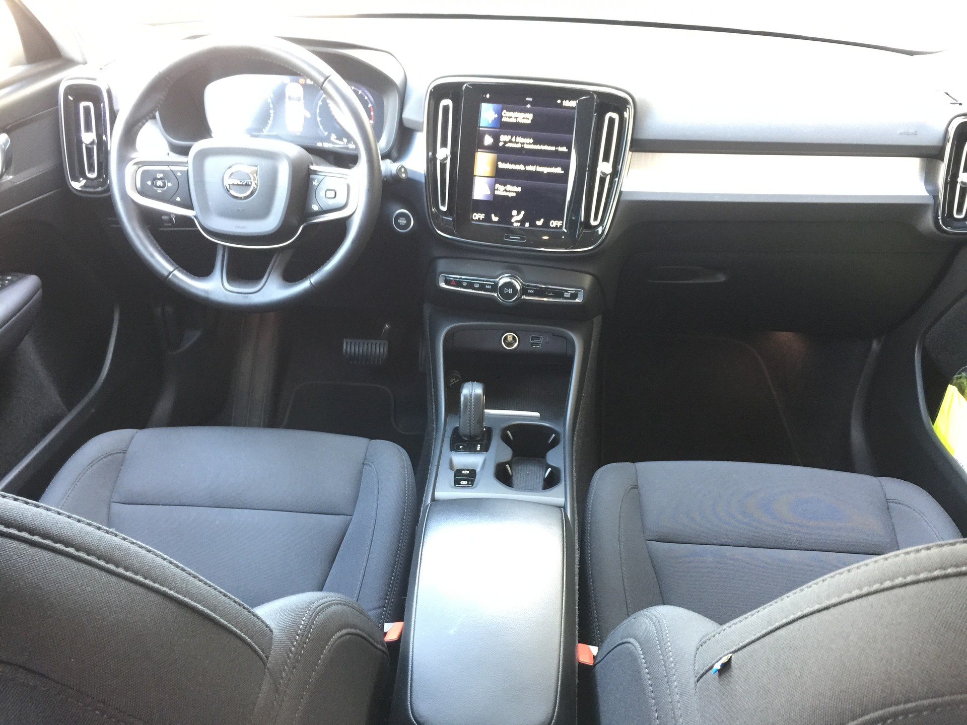 VOLVO XC40 T2 Momentum Geartronic-image-8