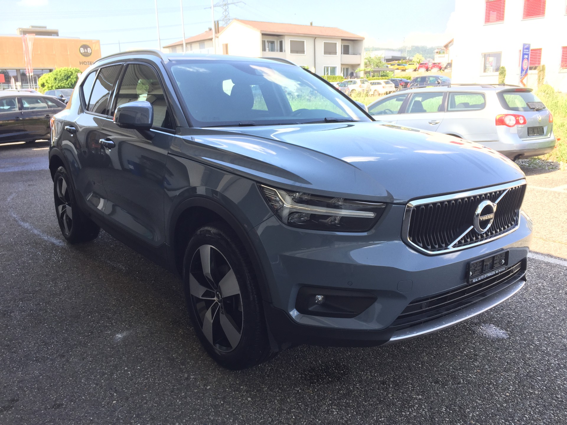 VOLVO XC40 T2 Momentum Geartronic-image-1