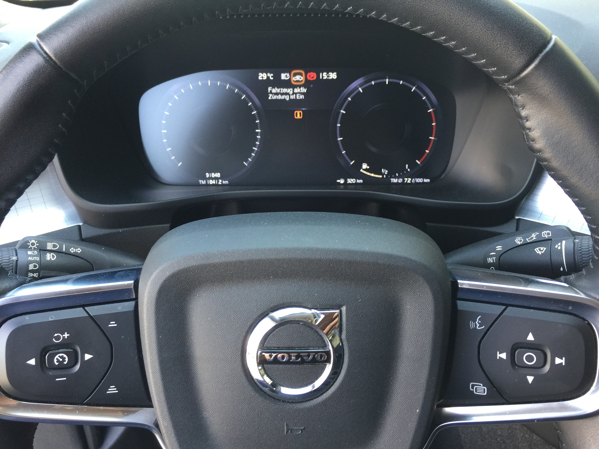 VOLVO XC40 T2 Momentum Geartronic-image-11