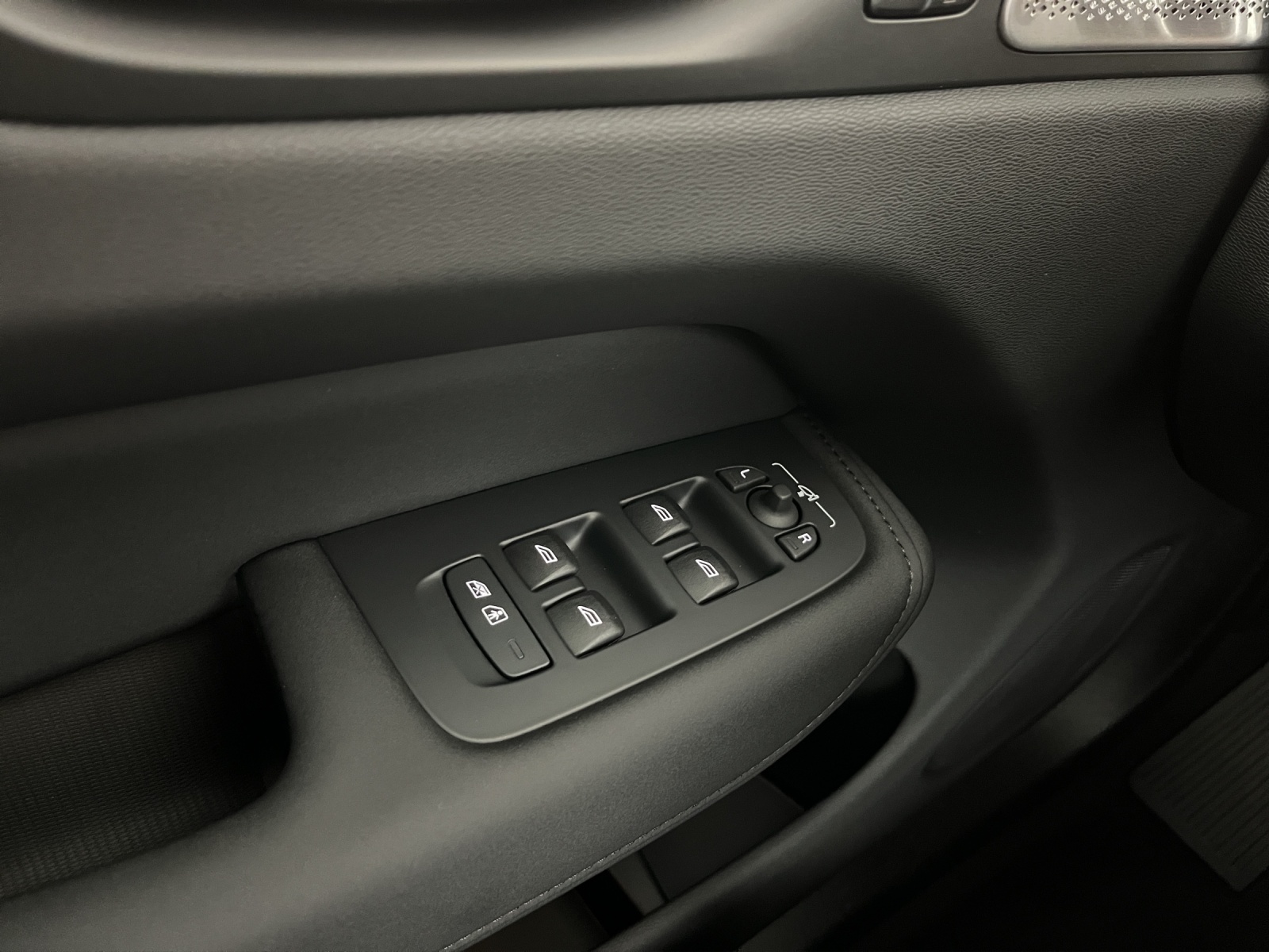 VOLVO XC60 2.0 B5 MH Ultra Dark AWD-image-14