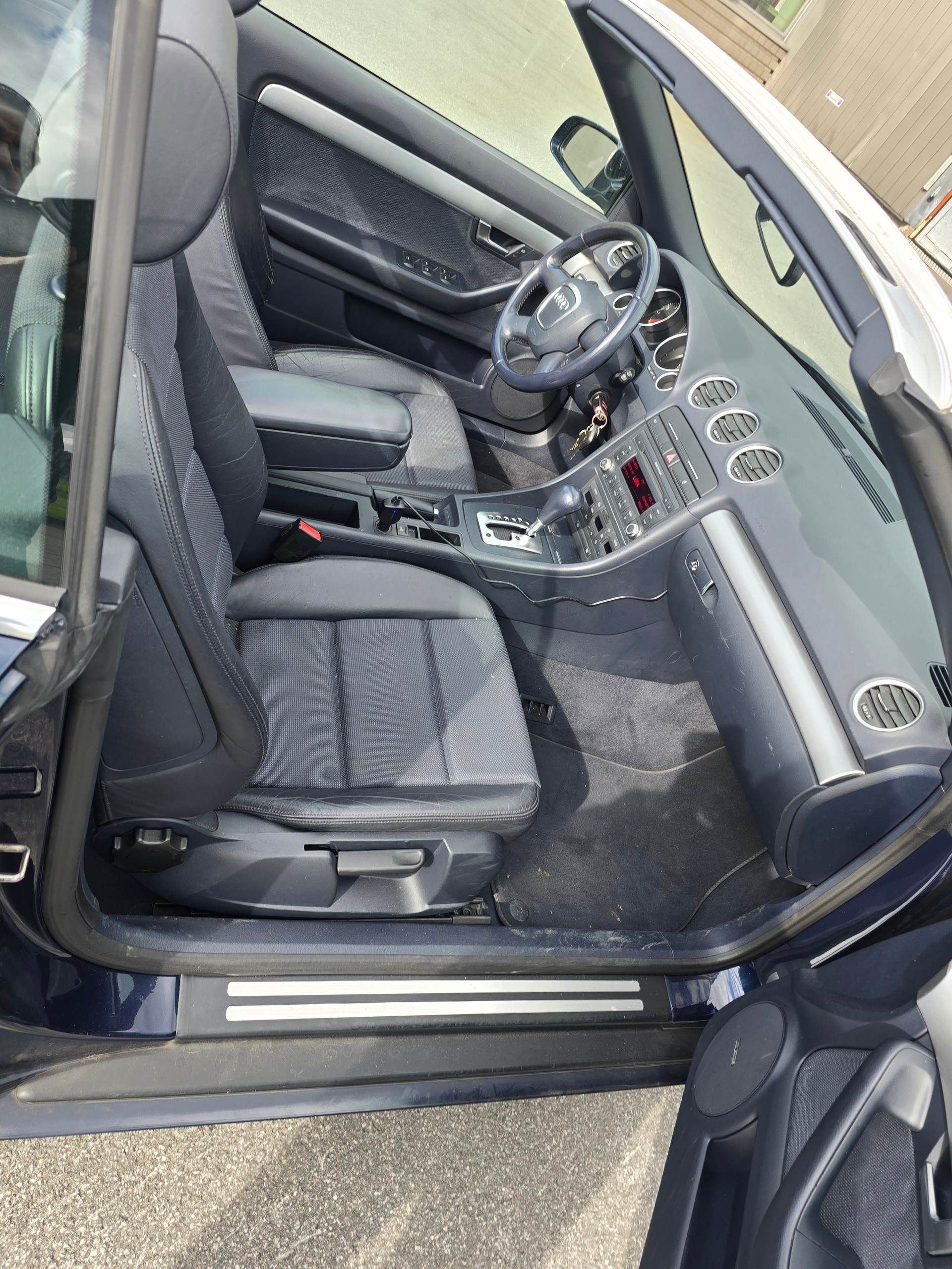AUDI A4 Cabriolet 1.8 Turbo-image-12