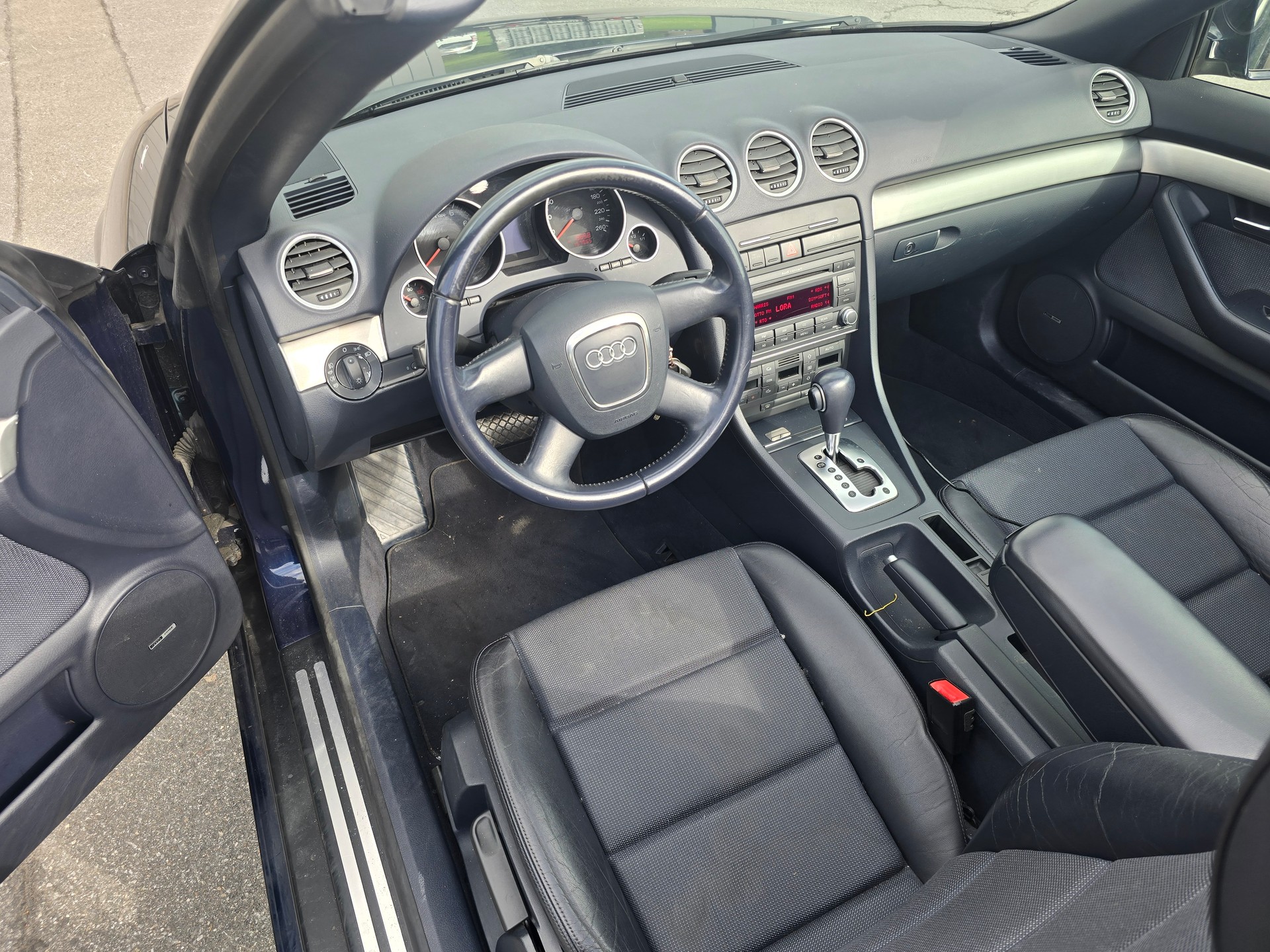 AUDI A4 Cabriolet 1.8 Turbo-image-9