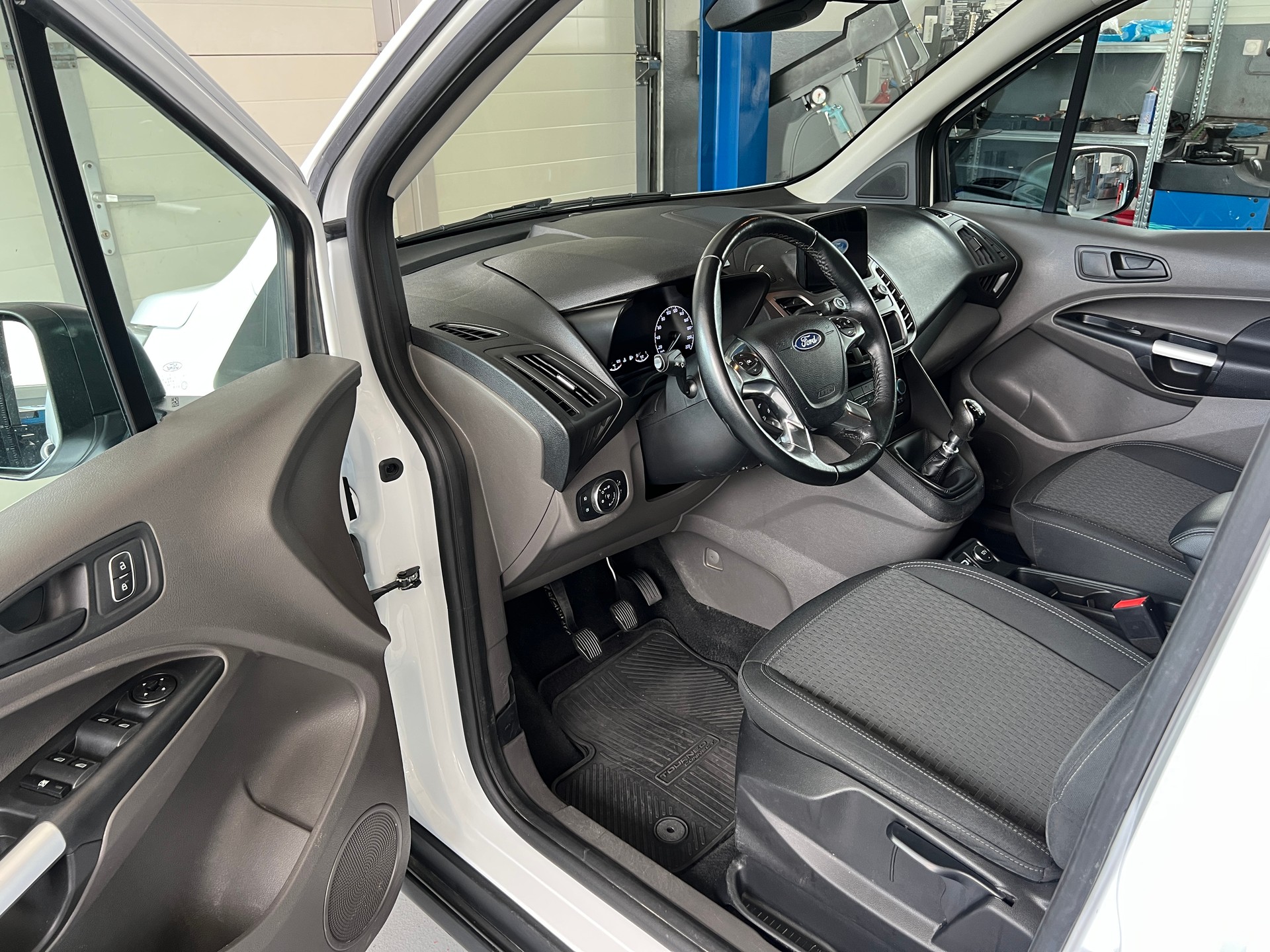 FORD Tourneo Connect 1.5 TDCi Trend-image-4