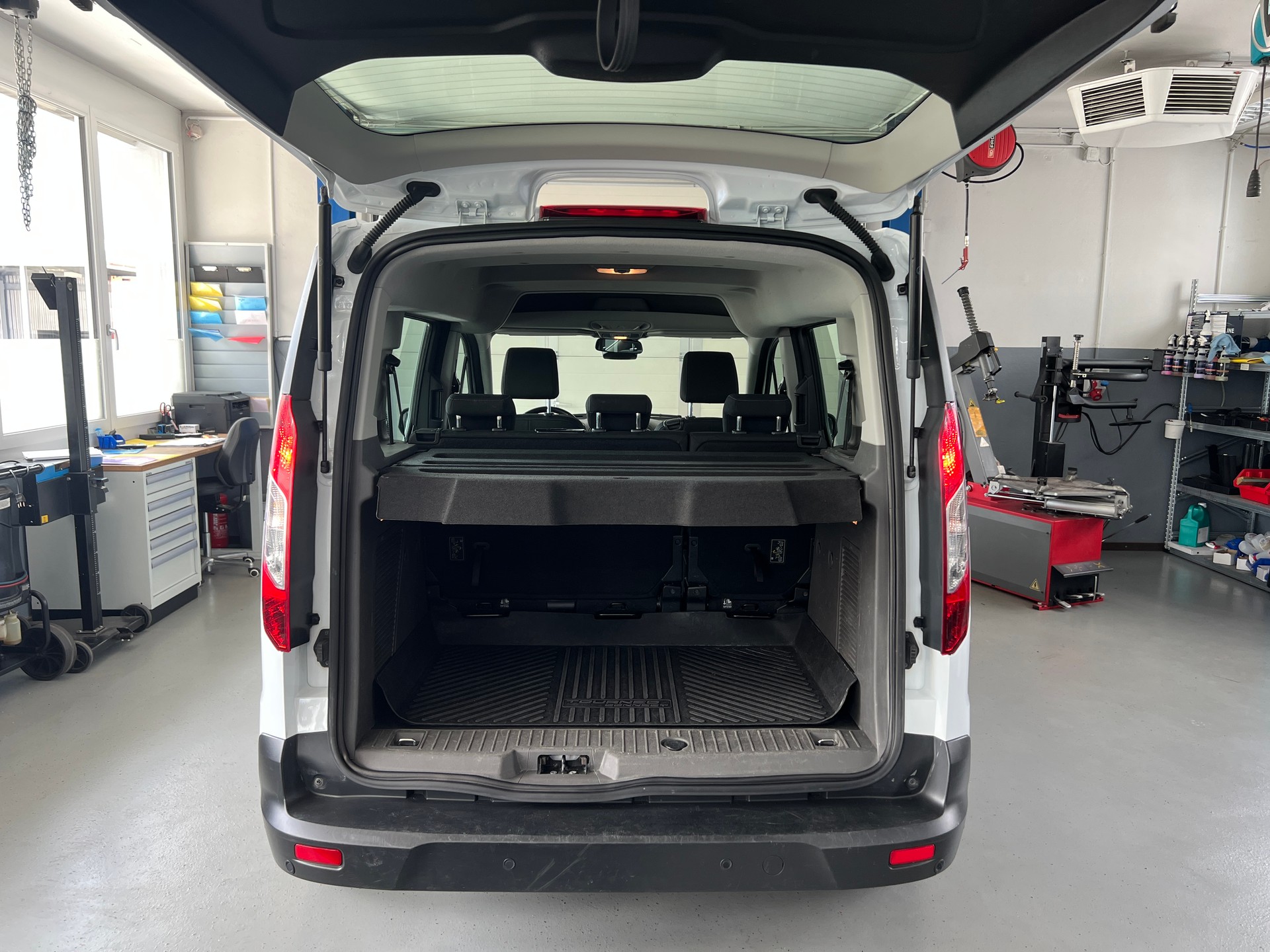 FORD Tourneo Connect 1.5 TDCi Trend-image-10