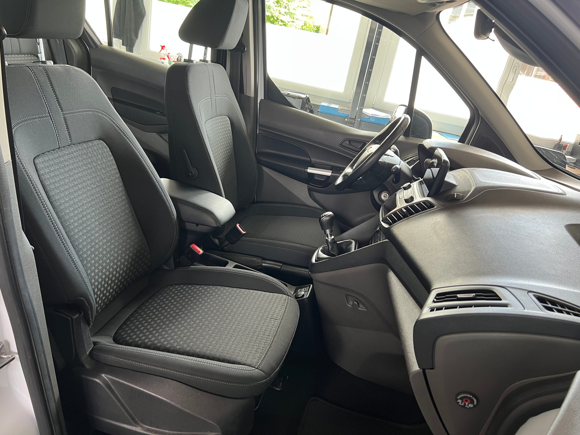 FORD Tourneo Connect 1.5 TDCi Trend-image-6