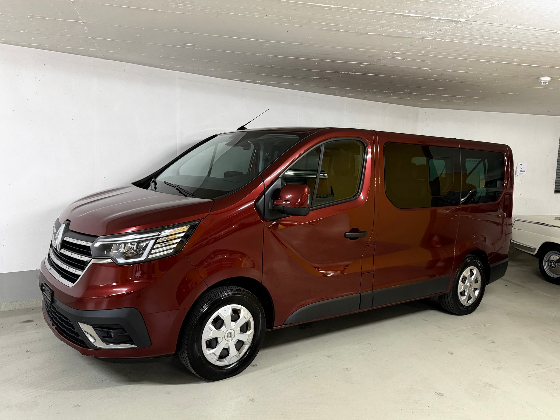 RENAULT Trafic Blue dCi 150 Passenger Techno-showroom-element-3