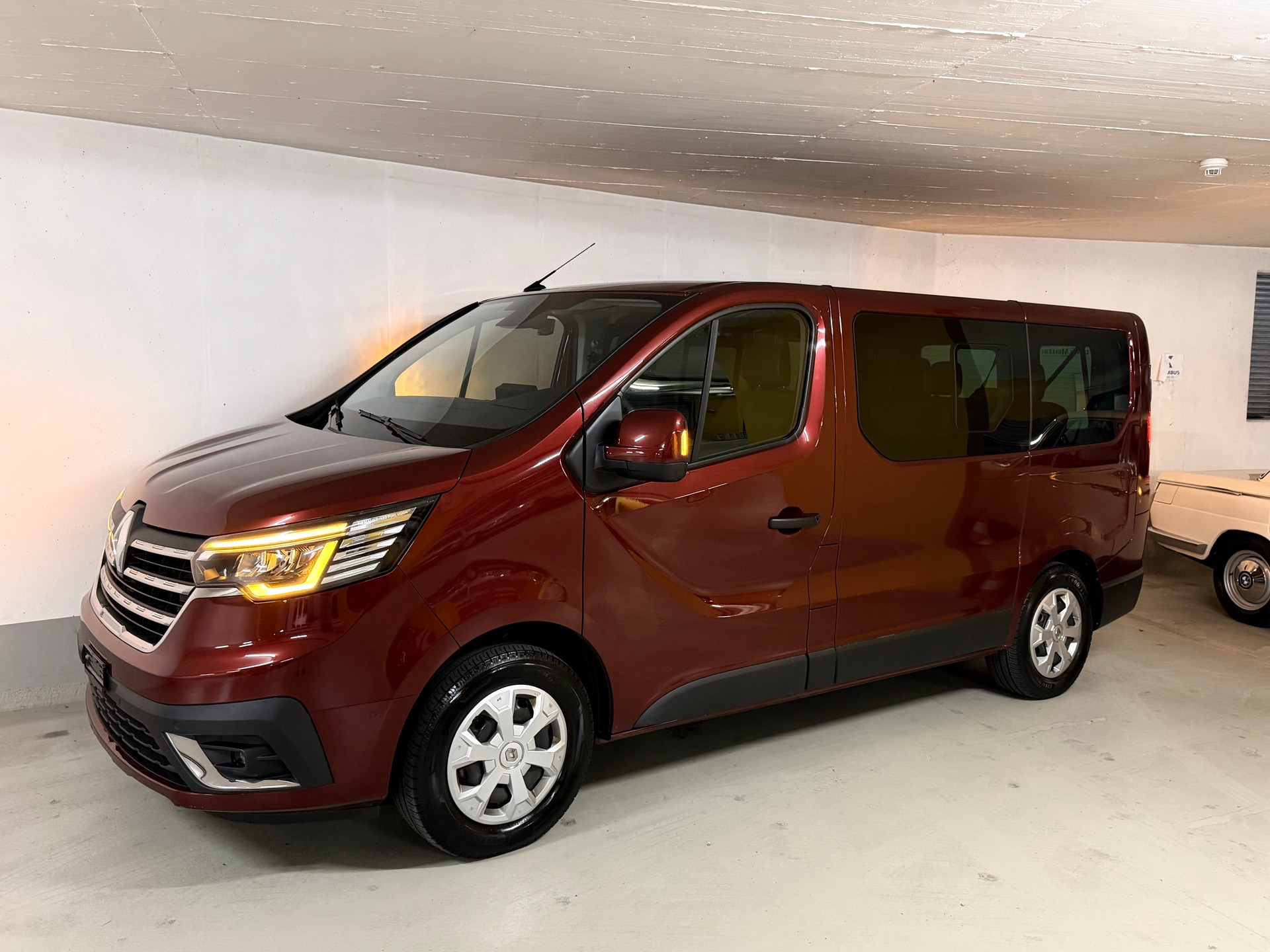 RENAULT Trafic Blue dCi 150 Passenger Techno-showroom-element-2