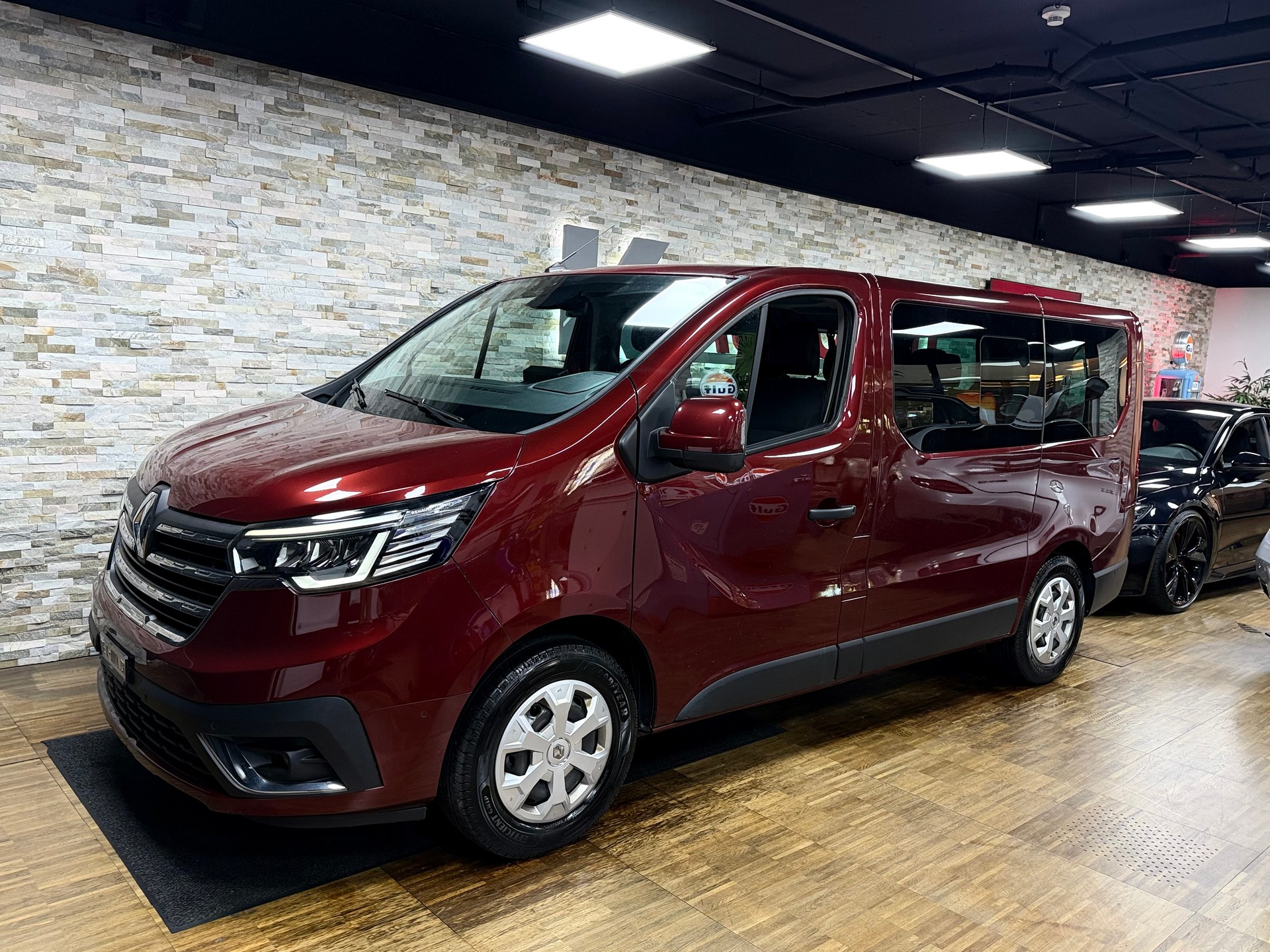 RENAULT Trafic Blue dCi 150 Passenger Techno-showroom-element-1