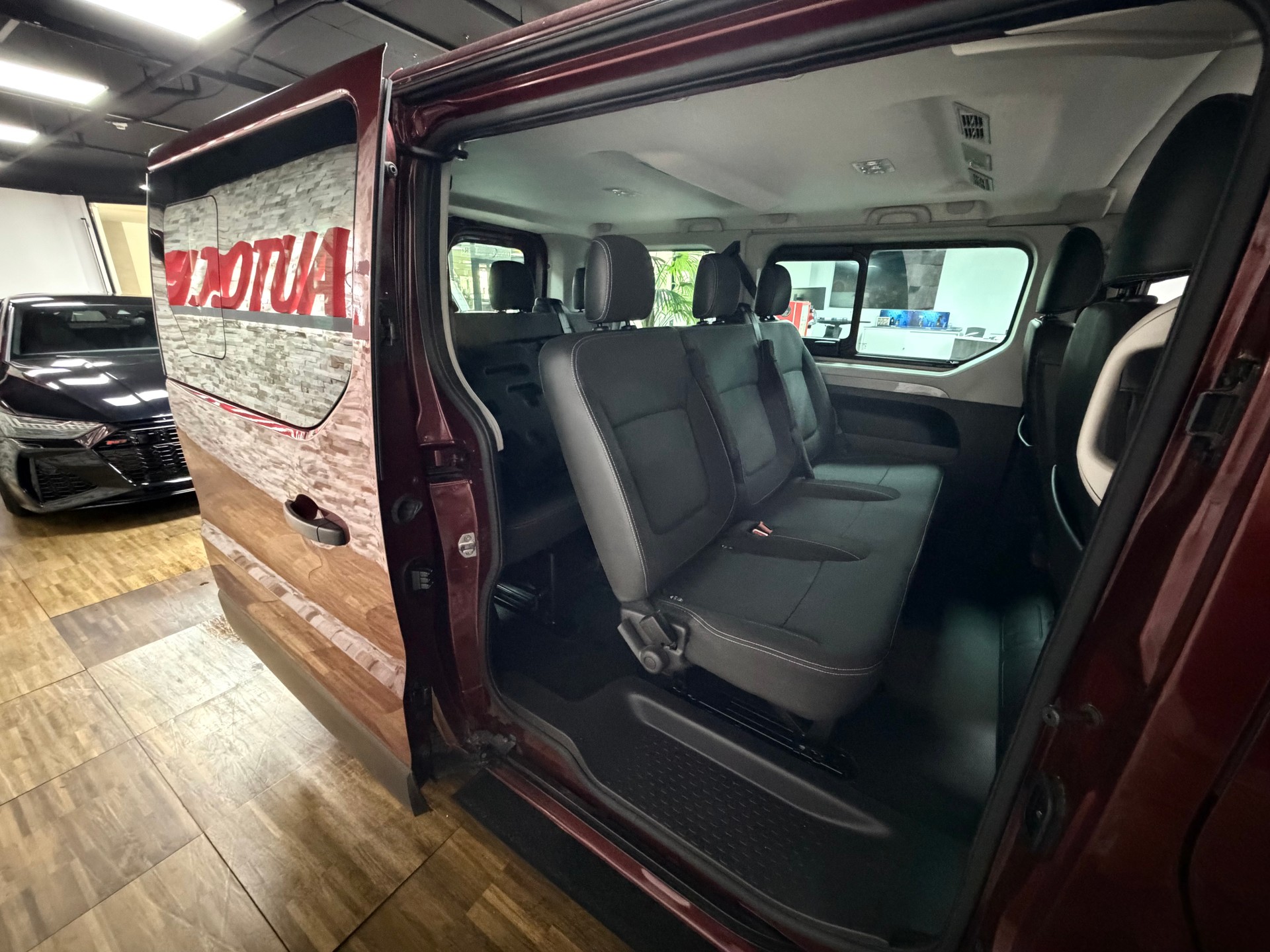 RENAULT Trafic Blue dCi 150 Passenger Techno-image-23