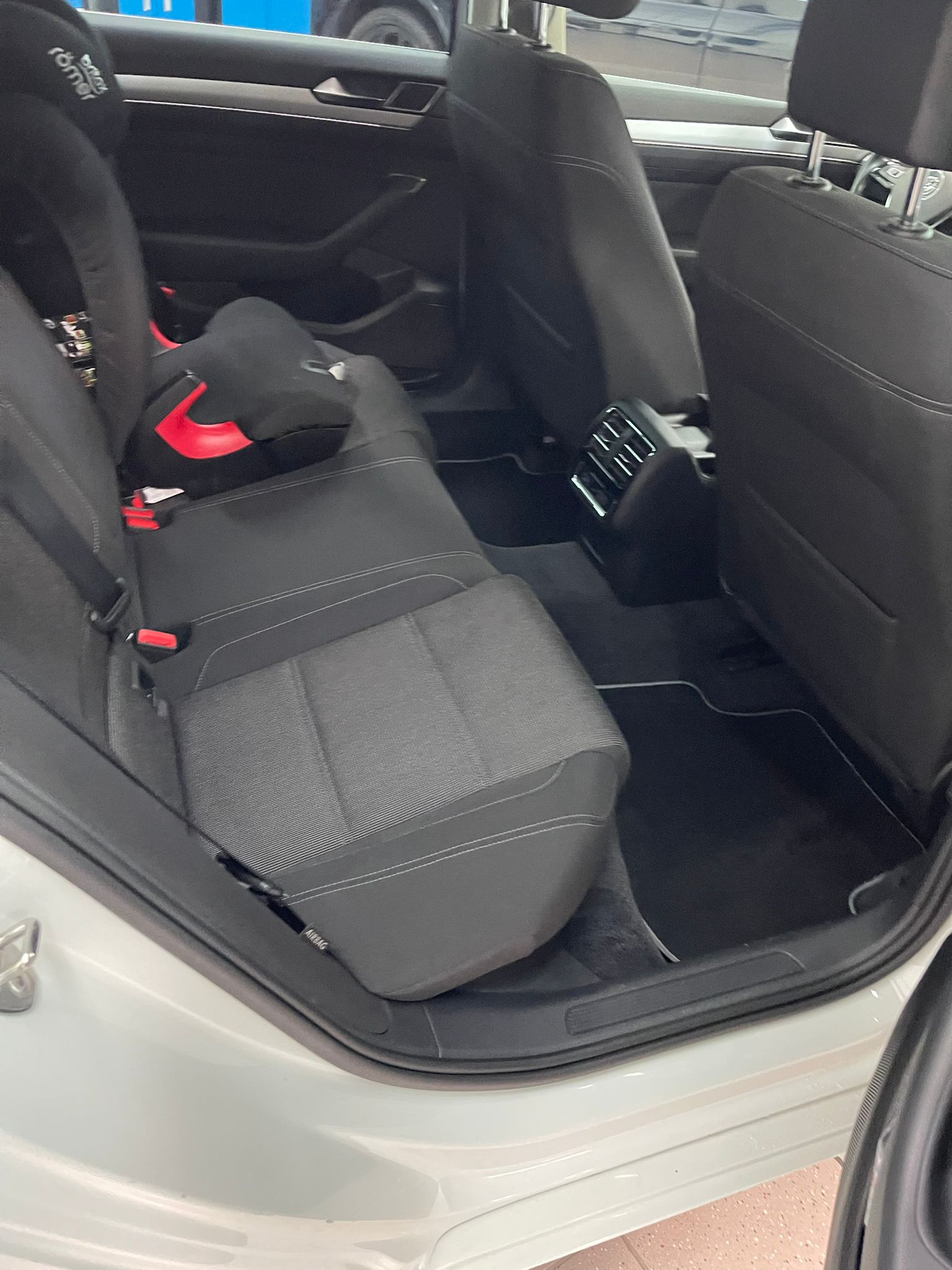 VW Passat Variant 2.0 TDI BMT Trendline DSG-image-9