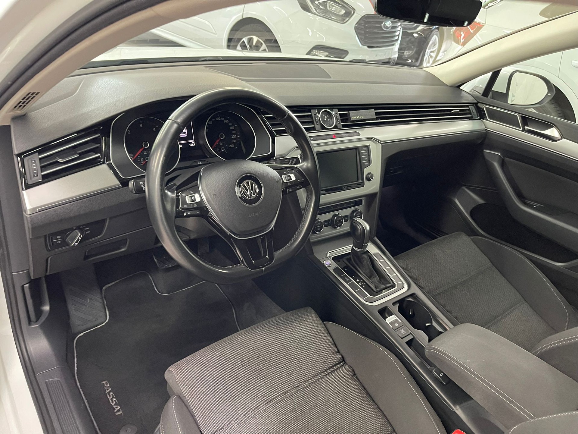 VW Passat Variant 2.0 TDI BMT Trendline DSG-image-7