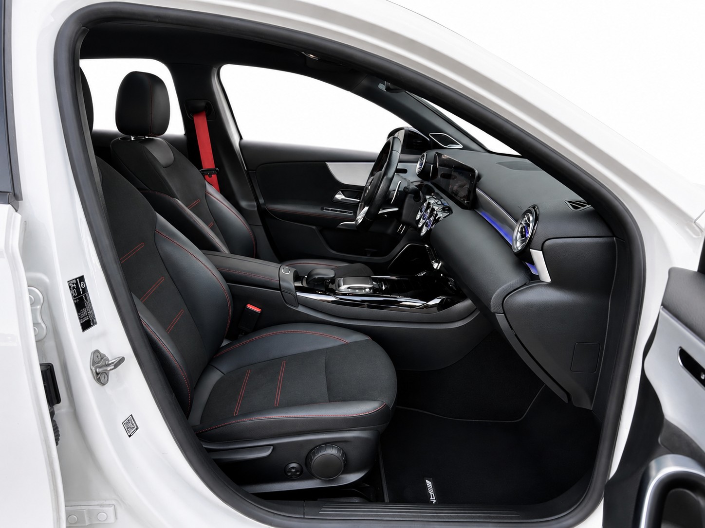 MERCEDES-BENZ A 35 AMG 4matic Limousine CH FAHRZEUG-image-7